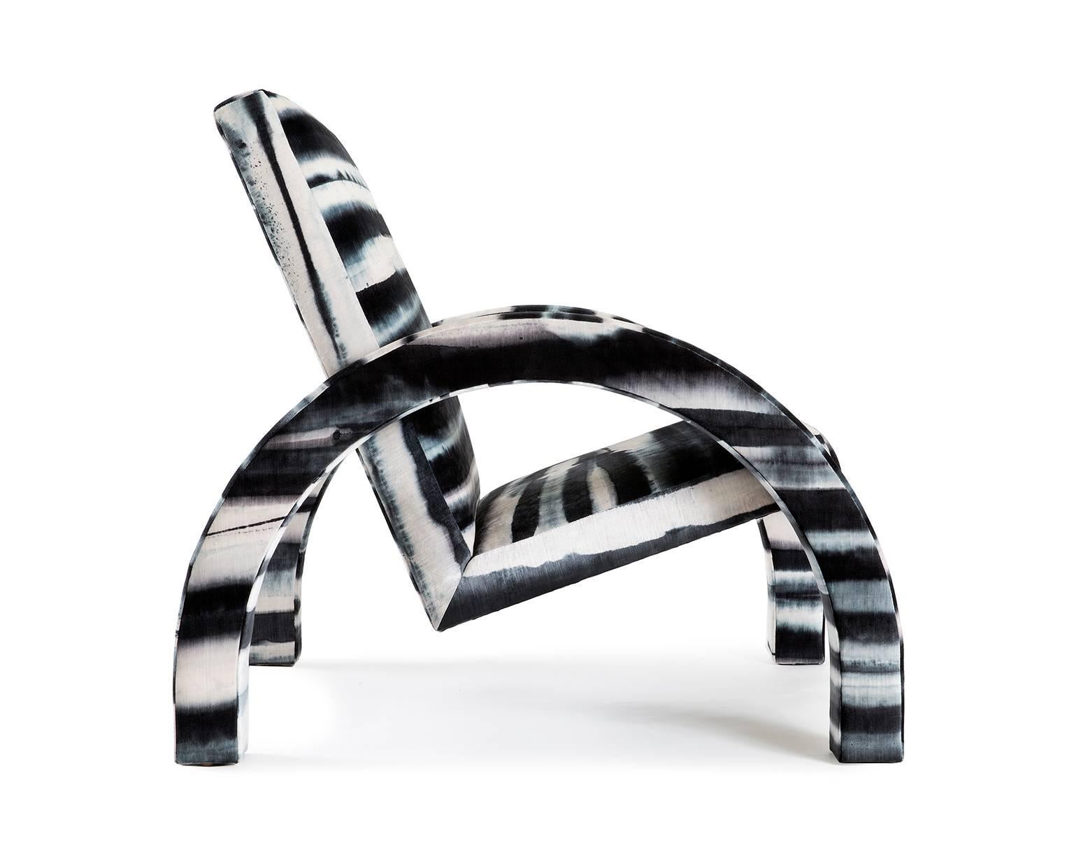 Postmoderne Fauteuil, fauteuil de salon, fauteuil club ou d'appoint unique en velours teint par Alex P White en vente
