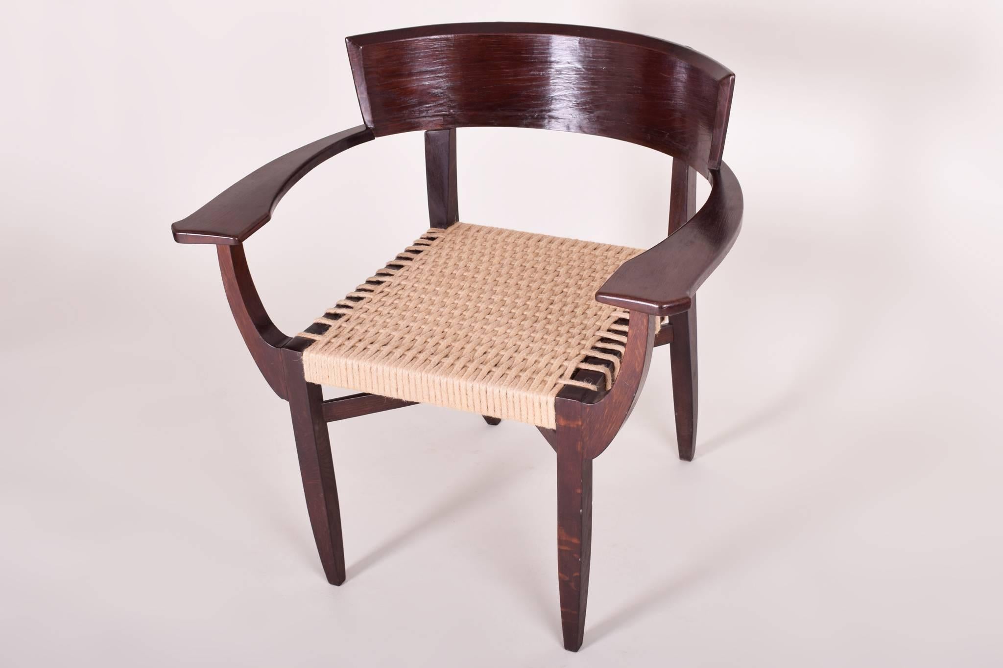 Fauteuil unique. Matériau : Chêne
Entièrement restaurée, la surface est polie à la gomme-laque.

Nous garantissons un transport aérien sûr et le moins cher d'Europe vers le monde entier dans un délai de 7 jours.
Le prix est le même que pour le