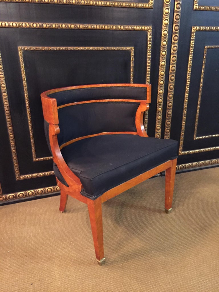 Maple root on solid beechwood. Finish smooth frame on conical square legs in sabots. Curved volute-shaped supports framed on both sides in a semi-circular backrest frame. This form is very popular and Classic. Seat upholstered in black fabric.