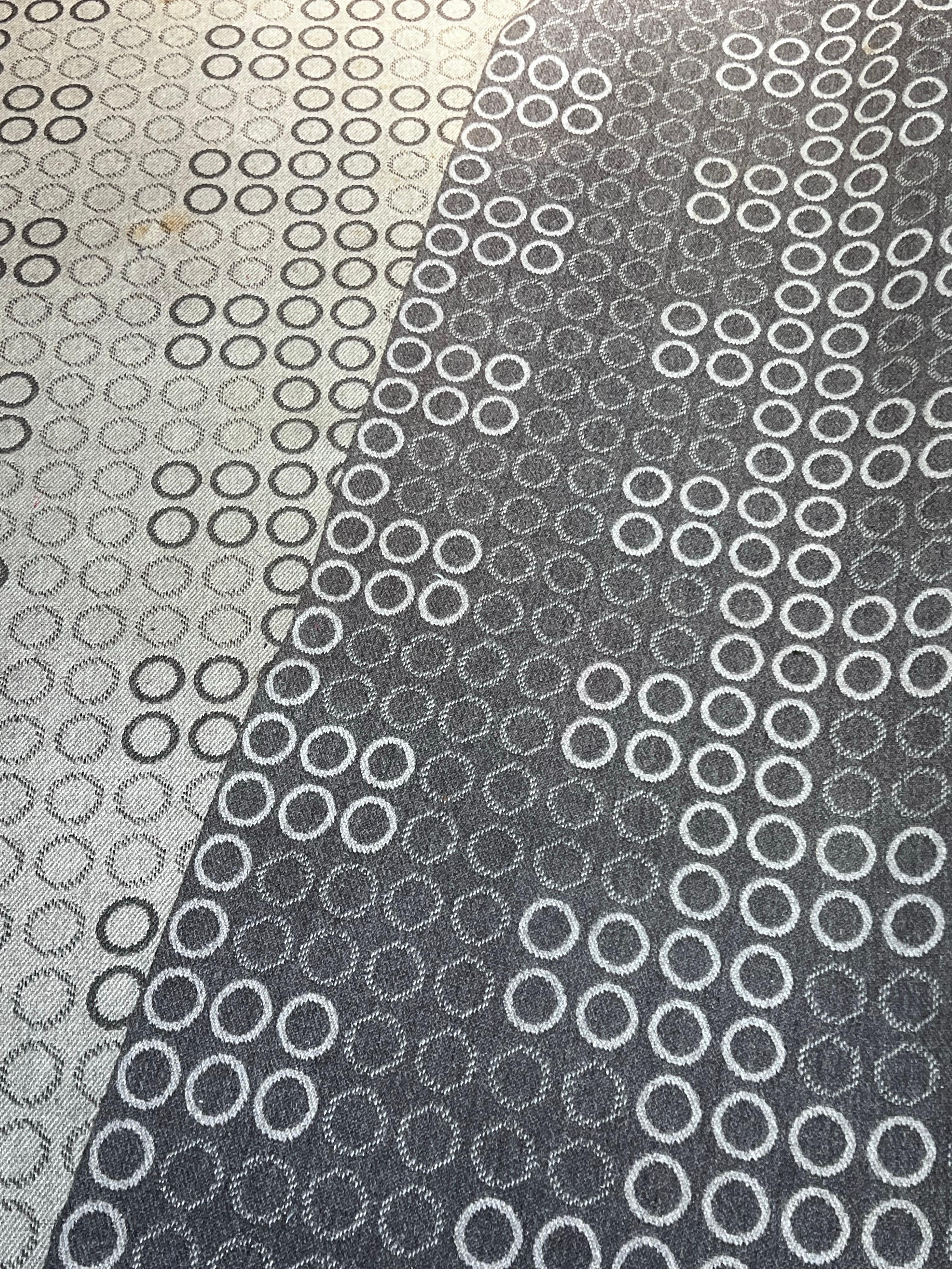 Dies ist ein seltener Wollteppich des dänischen Meisterarchitekten Arne Jacobsen. Die beeindruckenden 375x250cm machen den Unterschied. Atemberaubende Farben, die von der beigen Seite auf die graue Seite umgedreht werden können. Ein echter Blickfang
