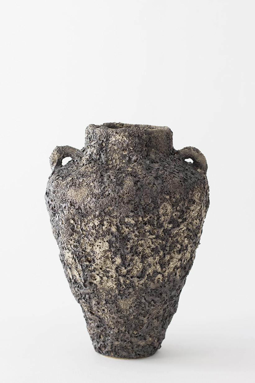 Vaso unico Arq 001 di Raquel Vidal e Pedro Paz
Dimensioni: Ø 16 x 28 cm
Materiali: ceramica smaltata e scolpita a mano

I pezzi sono costruiti a mano in gres bianco con grog, e spazzolati con mix di smalti sperimentali e superficie strutturata,