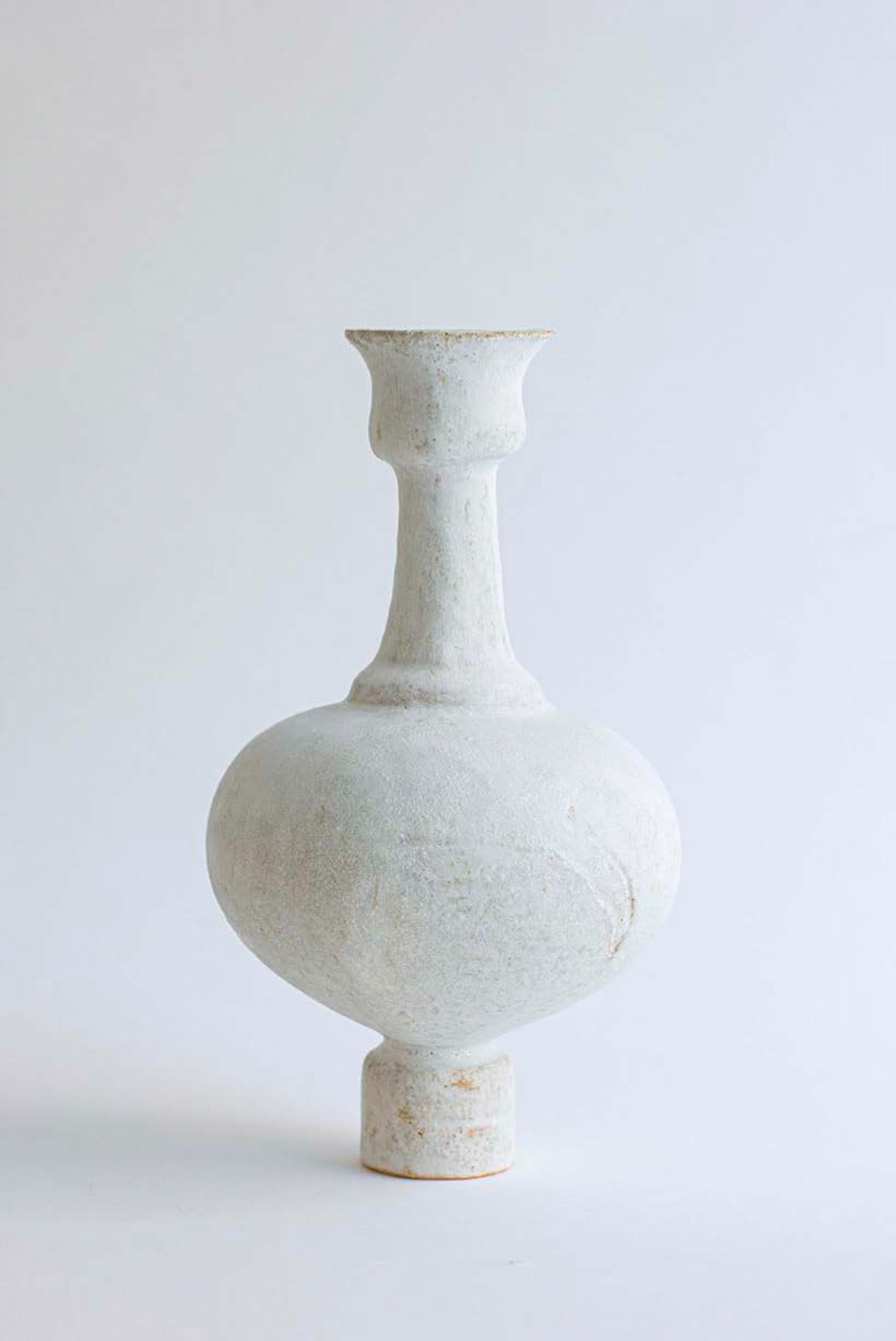Unique Arq 011 Blanco, Hueso vase by Raquel Vidal and Pedro Paz
Dimensions: Ø 15.5 x 27 cm
Materials: hand-sculpted glazed stoneware.

The Arq series emerged from our own past production. Drawing its inspiration from the field of archaeology, it