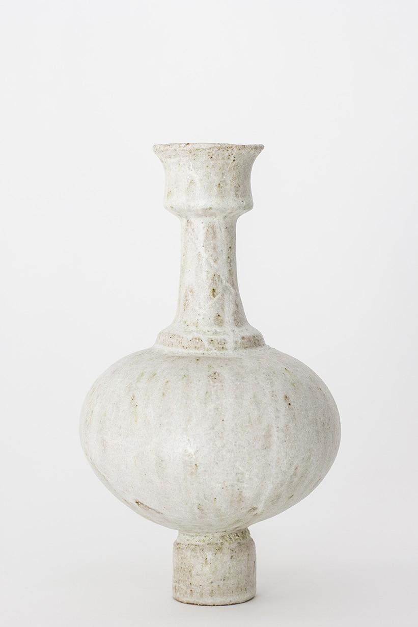 Vaso unico Arq 005 di Raquel Vidal e Pedro Paz
Dimensioni: Ø 15,5 x 27 cm
Materiali: ceramica smaltata e scolpita a mano

I pezzi sono costruiti a mano in gres bianco con grog, e spazzolati con mix di smalti sperimentali e superficie