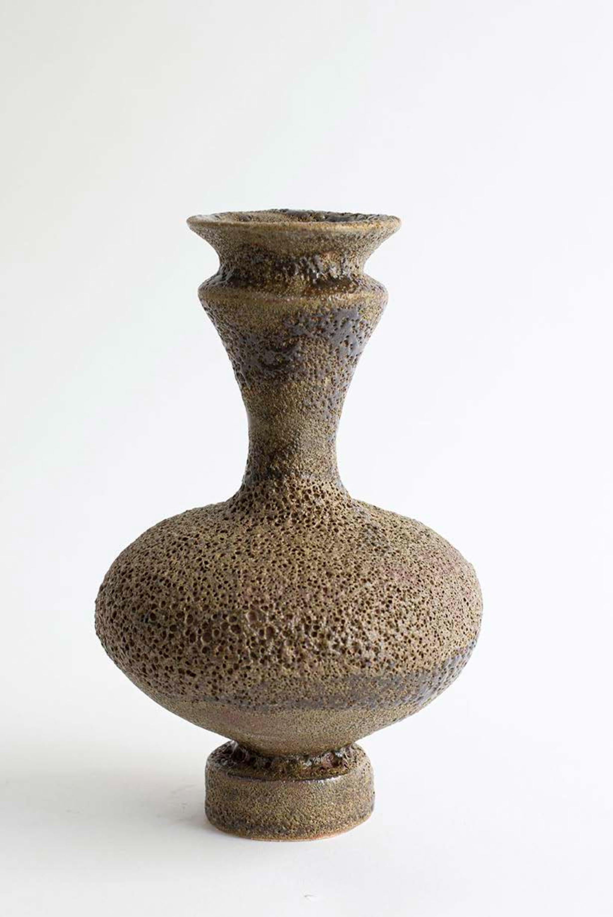 Unique Arq 006 musgo vase by Raquel Vidal and Pedro Paz.
Dimensions: Ø 15 x 23 cm.
Materials: hand-sculpted glazed stoneware.

The Arq series emerged from our own past production. Drawing its inspiration from the field of archaeology, it takes