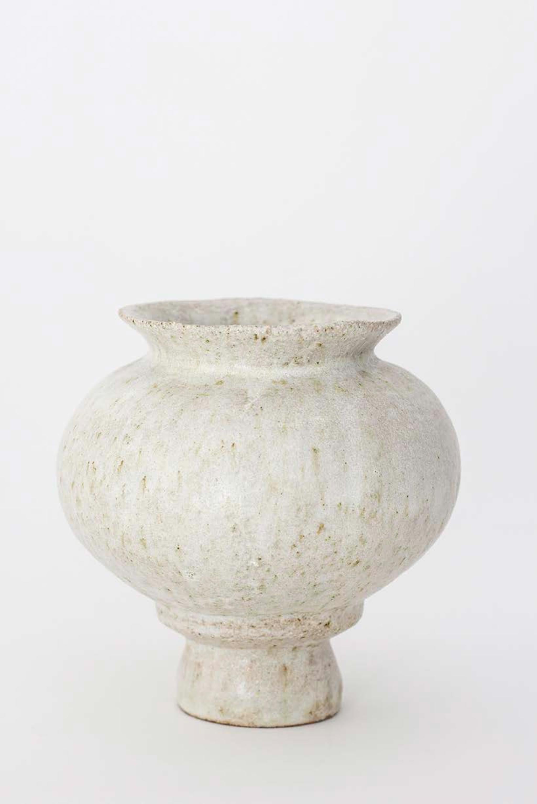 Einzigartige Arq 007 Vase von Raquel Vidal und Pedro Paz
Abmessungen: Ø 15,5 x 15,5 cm
MATERIAL: handgeformtes glasiertes Steinzeug.

Die Arq-Serie ist aus unserer eigenen Produktion hervorgegangen. Sie lässt sich von der Archäologie inspirieren und
