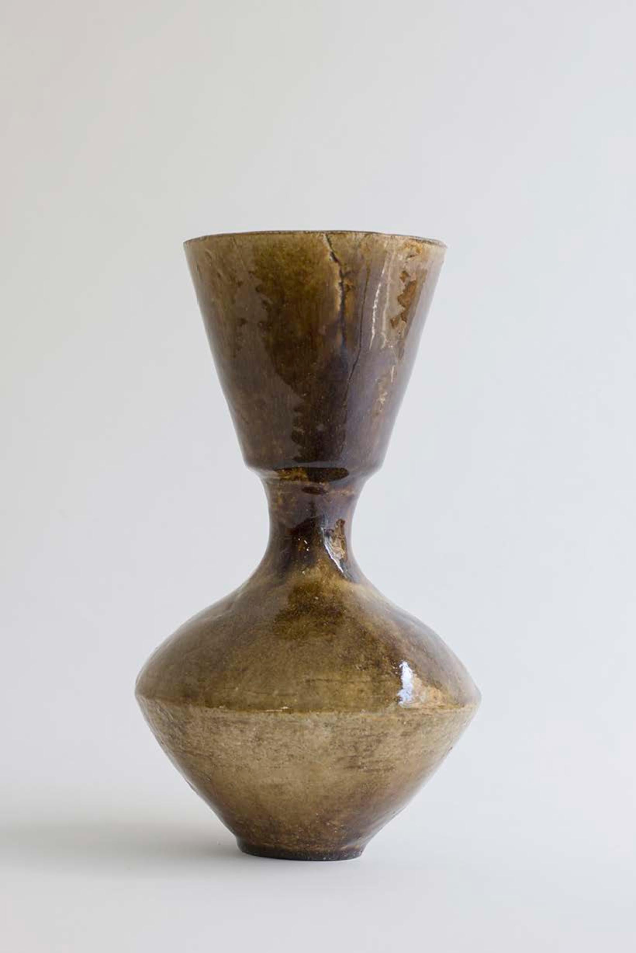 Vaso unico Arq 008 di Raquel Vidal e Pedro Paz.
Dimensioni: Ø 15,5 x H. 28 cm
Materiali: Gres smaltato scolpito a mano.

La serie Arq è nata dalla nostra produzione passata. Traendo ispirazione dal campo dell'archeologia, prende alcuni vasi