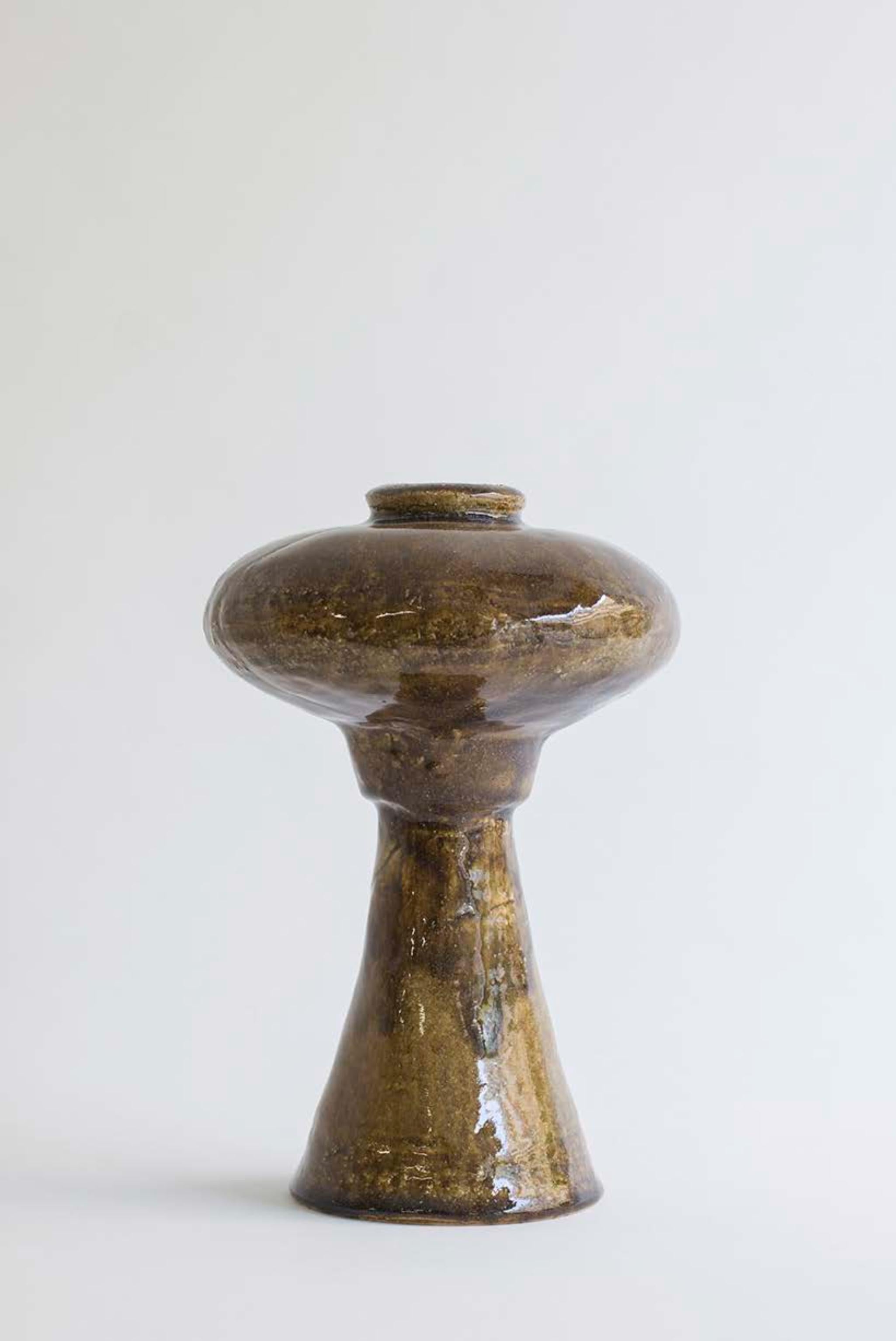 Einzigartige Vase Arq 009 von Raquel Vidal und Pedro Paz
Abmessungen: Ø 15 x H 23 cm
MATERIAL: handgeformtes glasiertes Steinzeug.

Die Arq-Serie ist aus unserer eigenen Produktion hervorgegangen. Sie lässt sich von der Archäologie inspirieren und