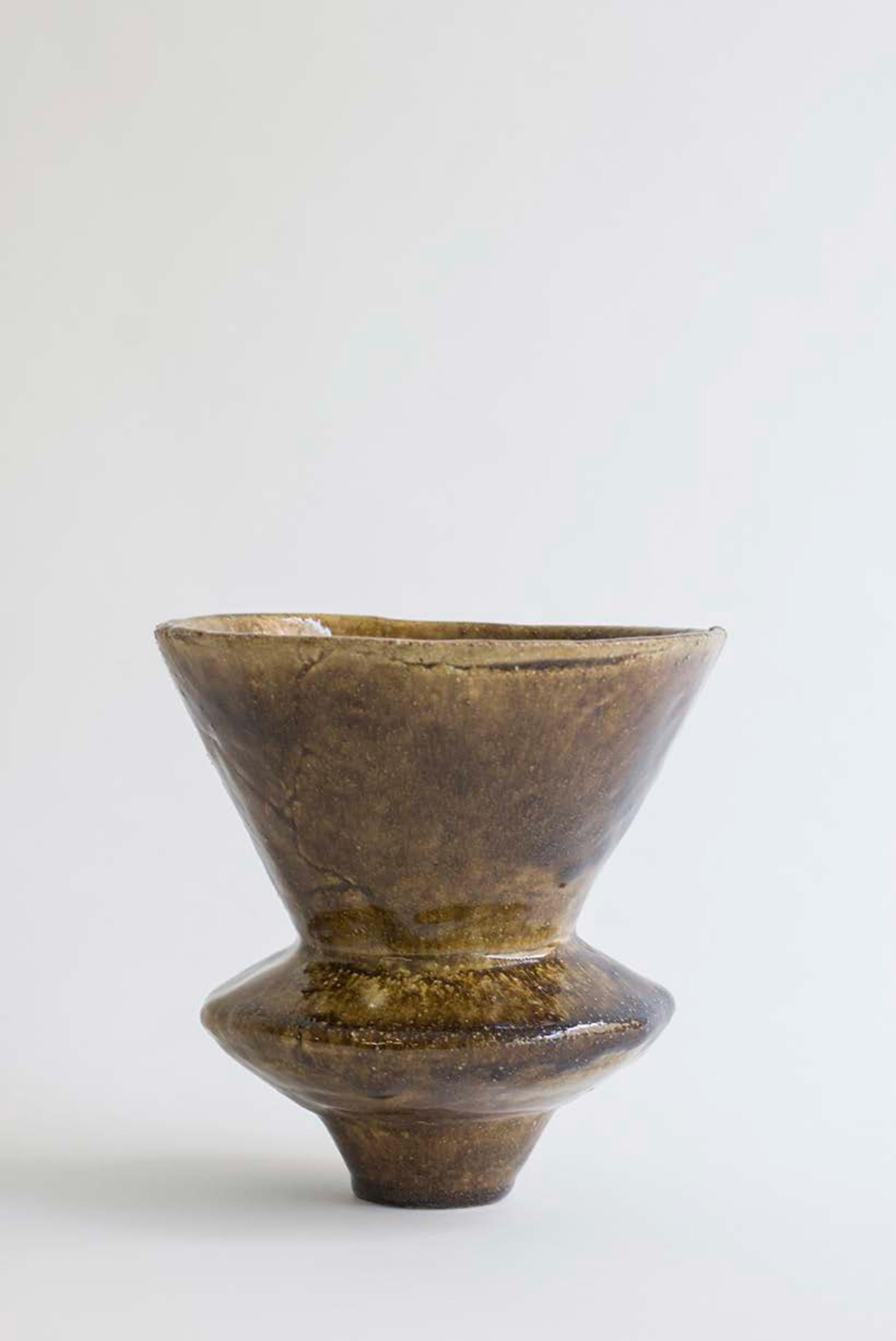 Einzigartige Vase Arq 010 von Raquel Vidal und Pedro Paz
Abmessungen: Ø 15,5 x H 16,5 cm
MATERIAL: handgeformtes glasiertes Steinzeug.

Die Arq-Serie ist aus unserer eigenen Produktion hervorgegangen. Sie lässt sich von der Archäologie inspirieren