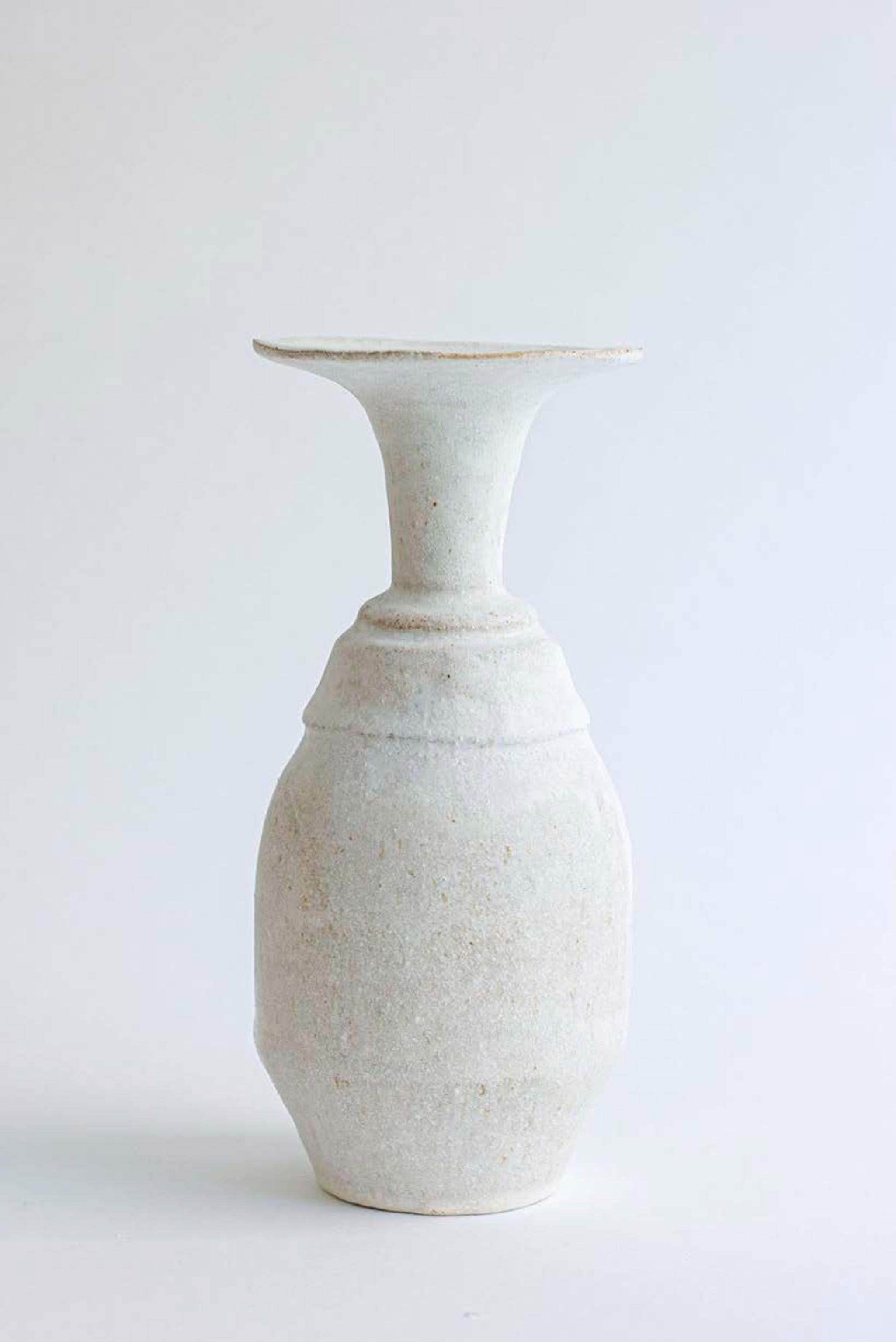 Unique Arq 011 Blanco, Hueso vase by Raquel Vidal and Pedro Paz
Dimensions: Ø 11.5 x 24 cm
Materials: hand-sculpted glazed stoneware.

The Arq series emerged from our own past production. Drawing its inspiration from the field of archaeology, it