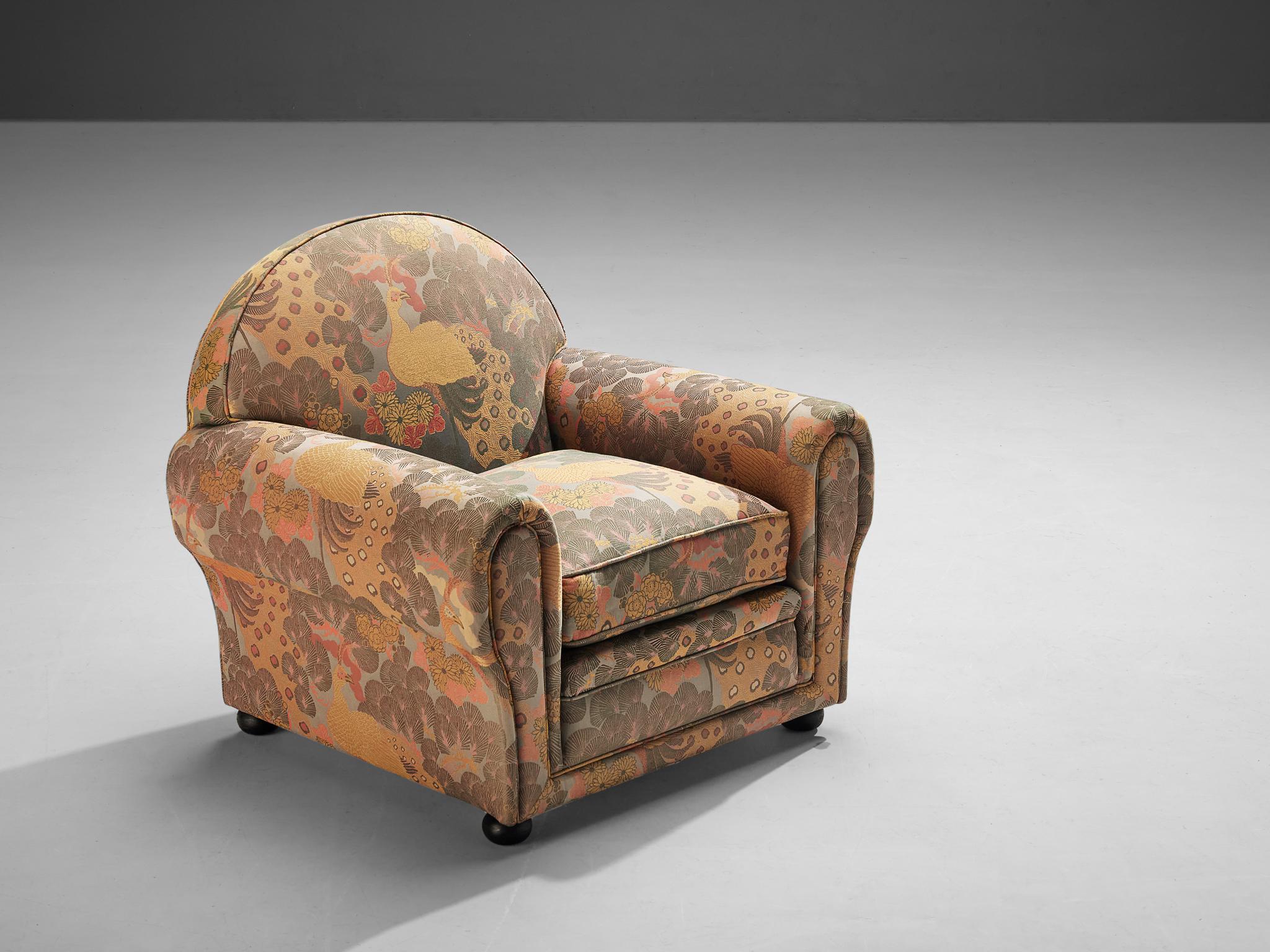 Fauteuil, tissu, bois teinté foncé, Italie, années 1930

Il n'est pas fréquent de trouver un fauteuil Art Déco aussi charmant, en bon état, avec sa tapisserie d'origine. Son imprimé botanique vous fera définitivement tomber des nues. Ou encore, le