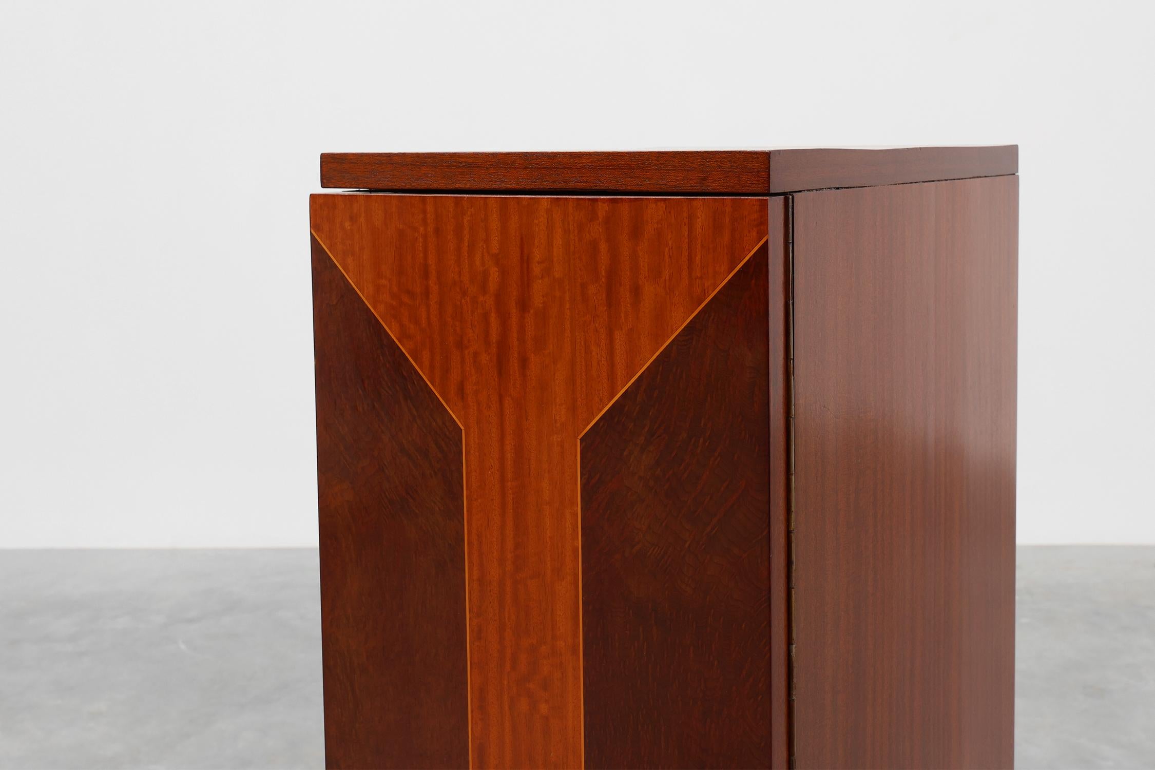 Francia / 1920 / mobile / legno, impiallacciato / Art Deco

Raro mobile alto in legno con splendidi intarsi e ferramenta, realizzato a mano negli anni '20 in Francia. Questo mobile Art Deco presenta un design elegante che mette in risalto le