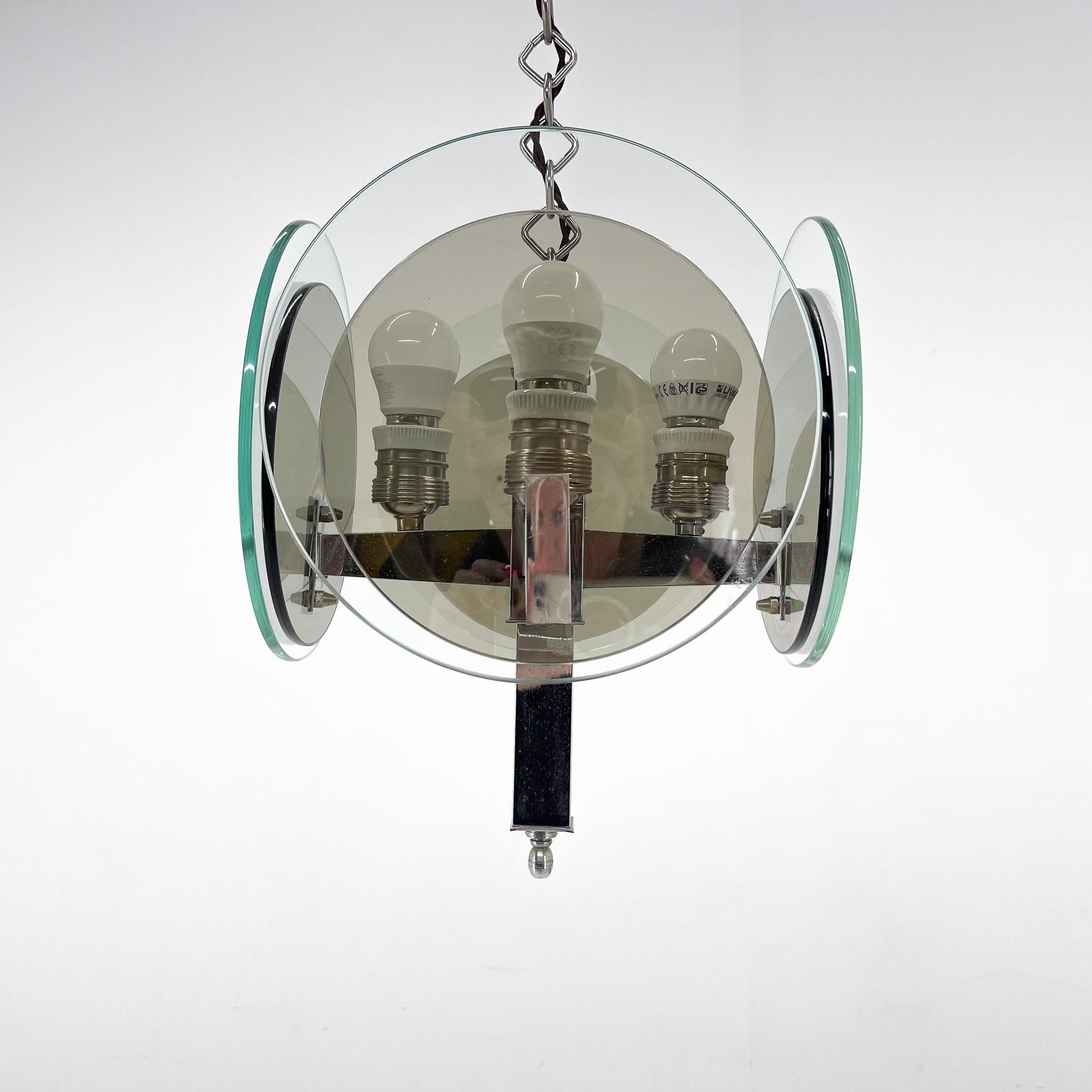Bellissimo e raro lampadario art déco, realizzato in cromo e due tipi di vetro. Ottime condizioni (vedi foto) restaurato, ricablato Lampadine: 4 lampadine E25-E27.
Compatibile con il cablaggio degli Stati Uniti.