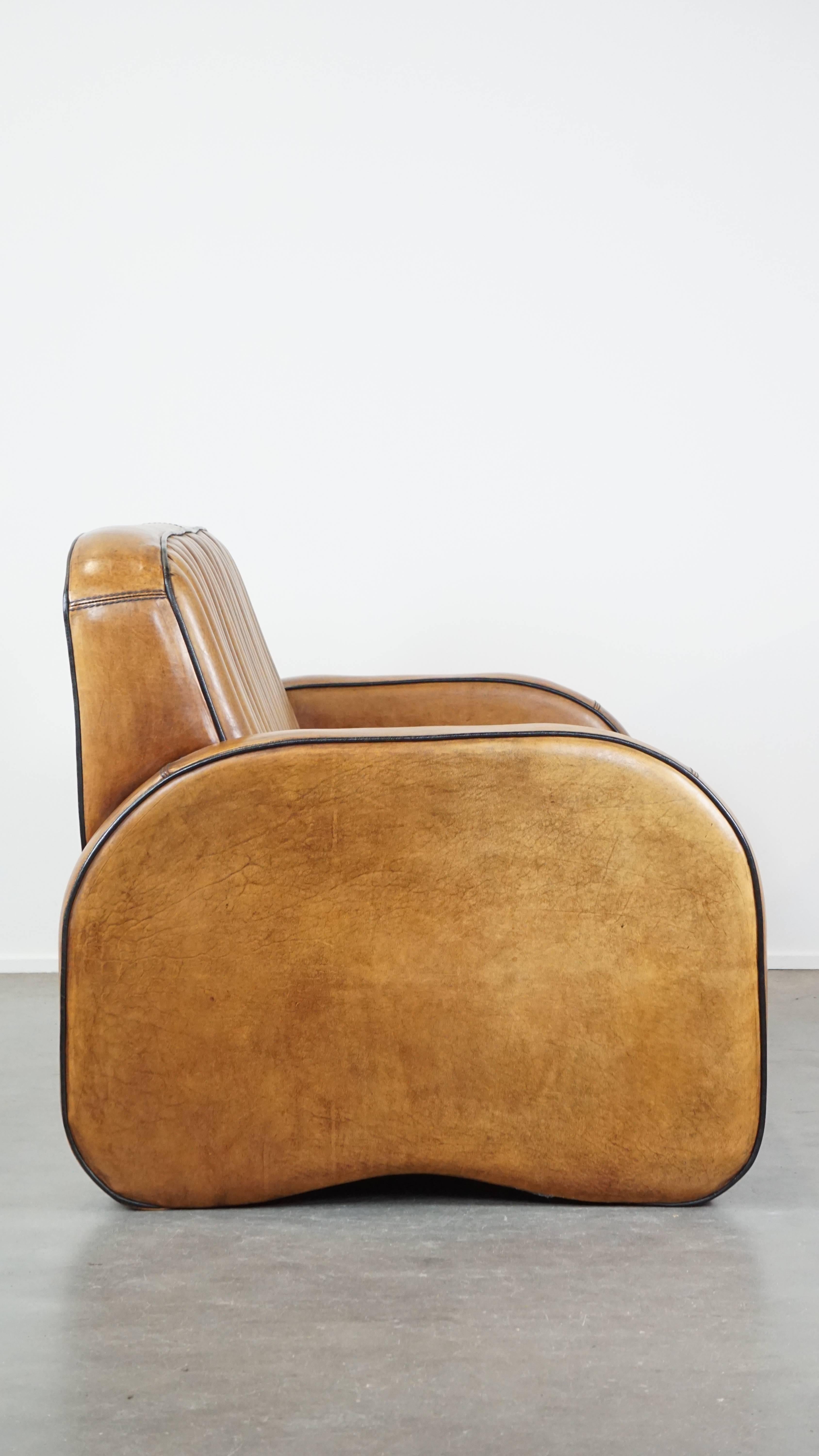 Nous vous proposons ce canapé 2,5 places en peau de mouton de style Art Déco en très bon état.

Cet étonnant canapé 2,5 places en peau de mouton attire tous les regards grâce à son design Art déco unique. Il est soigneusement fini avec des