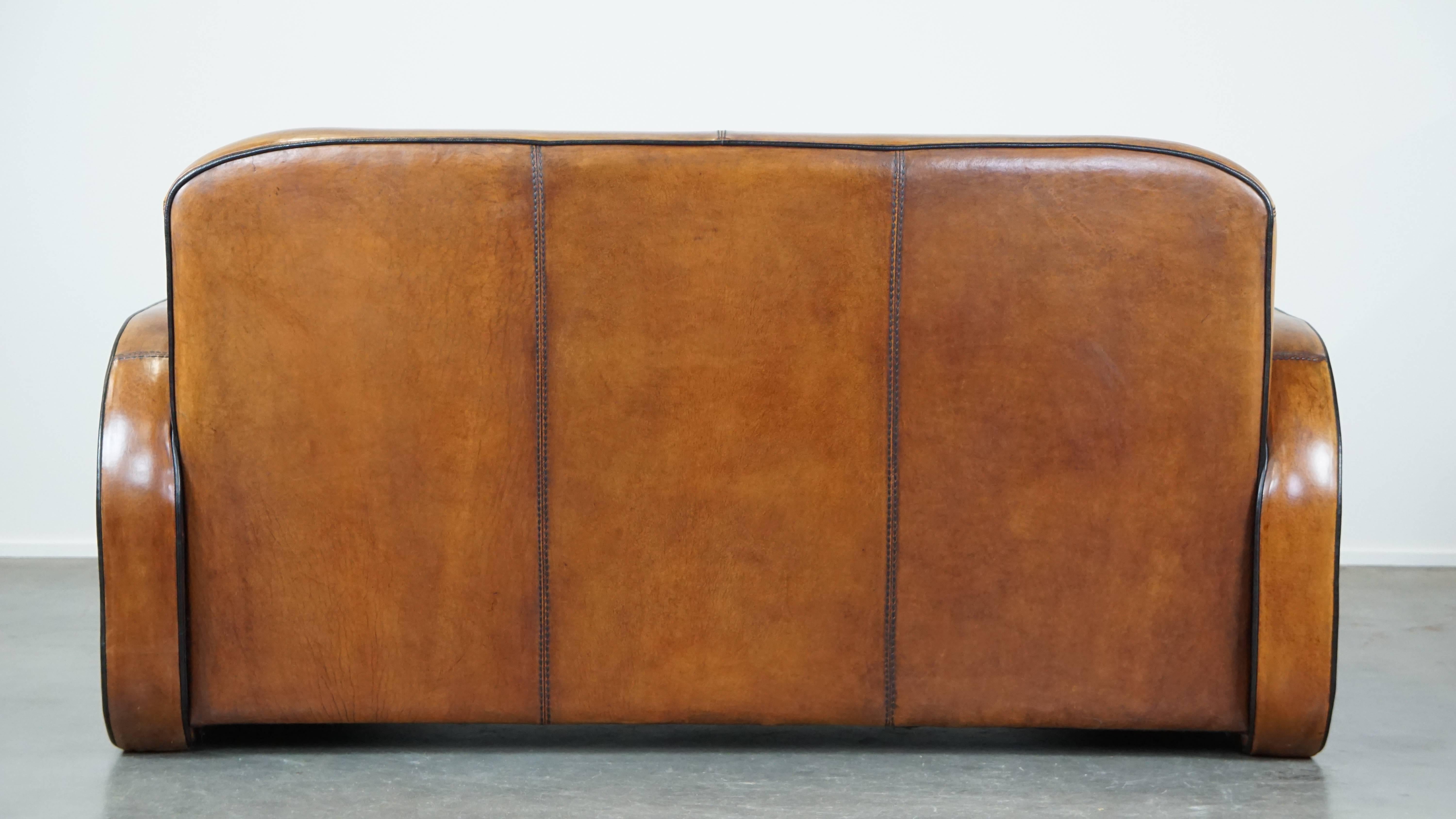 Néerlandais Canapé Art Déco unique à 2,5 places en peau de mouton en très bon état en vente