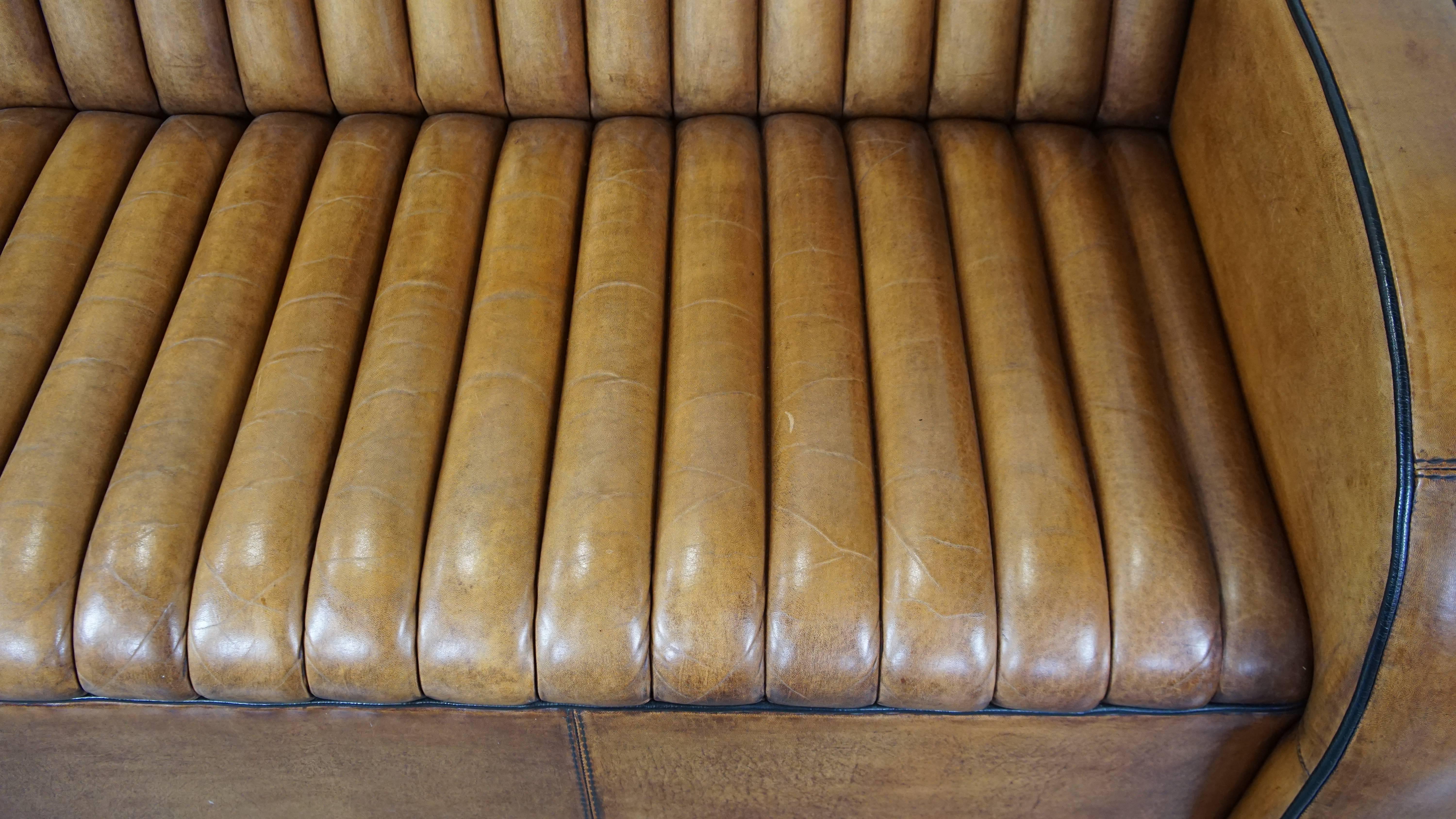 XXIe siècle et contemporain Canapé Art Déco unique à 2,5 places en peau de mouton en très bon état en vente