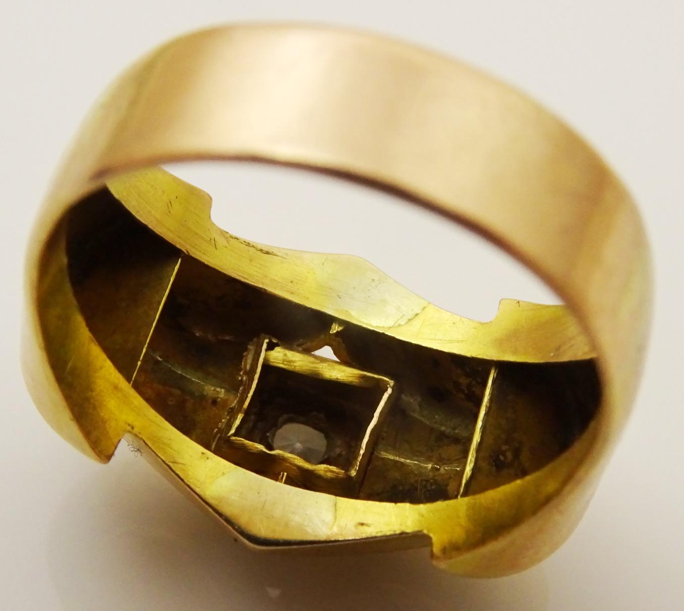 Unique Art Deco Gold and Diamond Ring In Good Condition For Sale In Jerusalem, IL