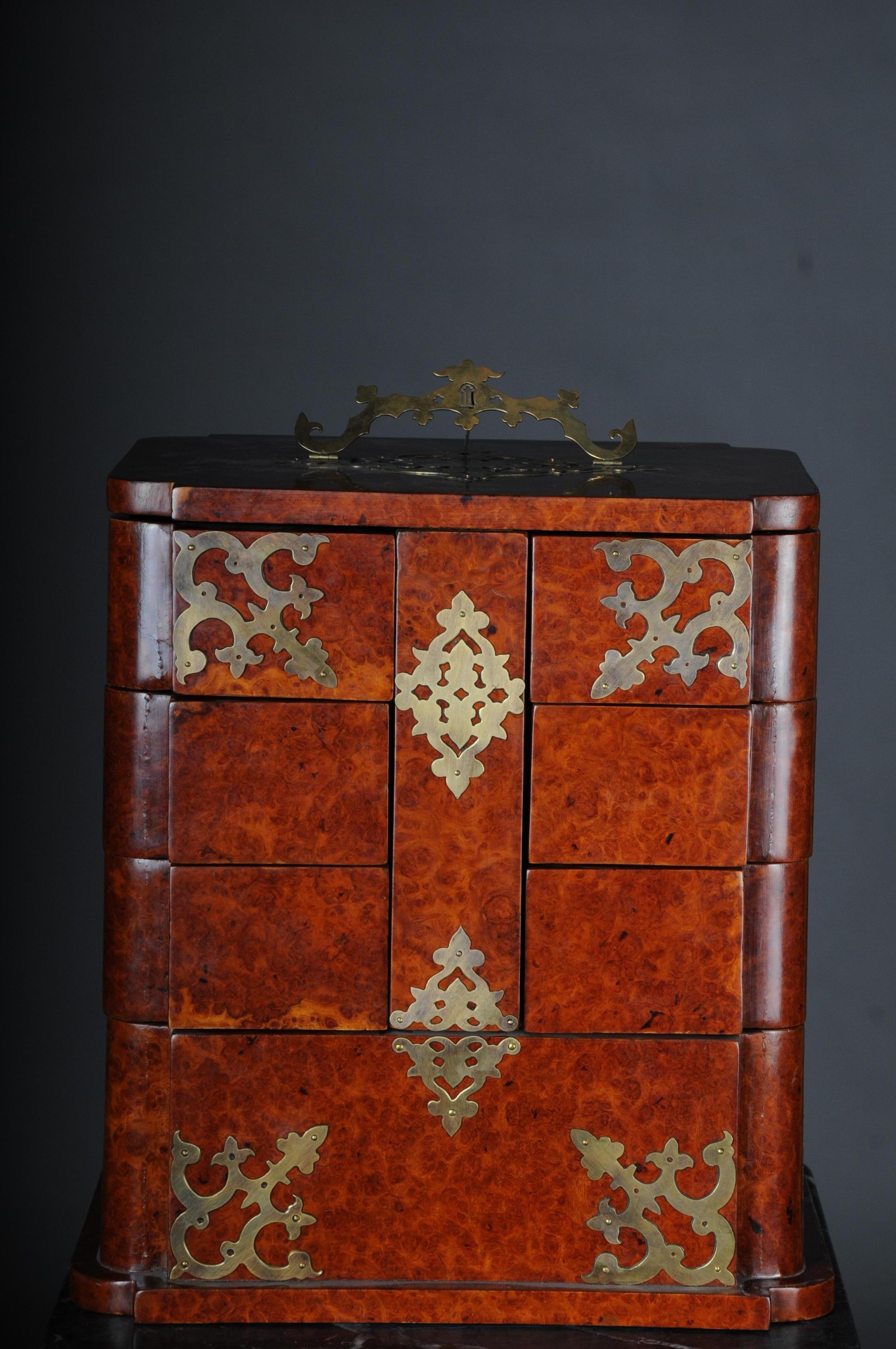 Art Deco jewelry box
Covered with velvet
Bird's-eye maple on solid wood
Brass fittings
(T-SAM-51)
