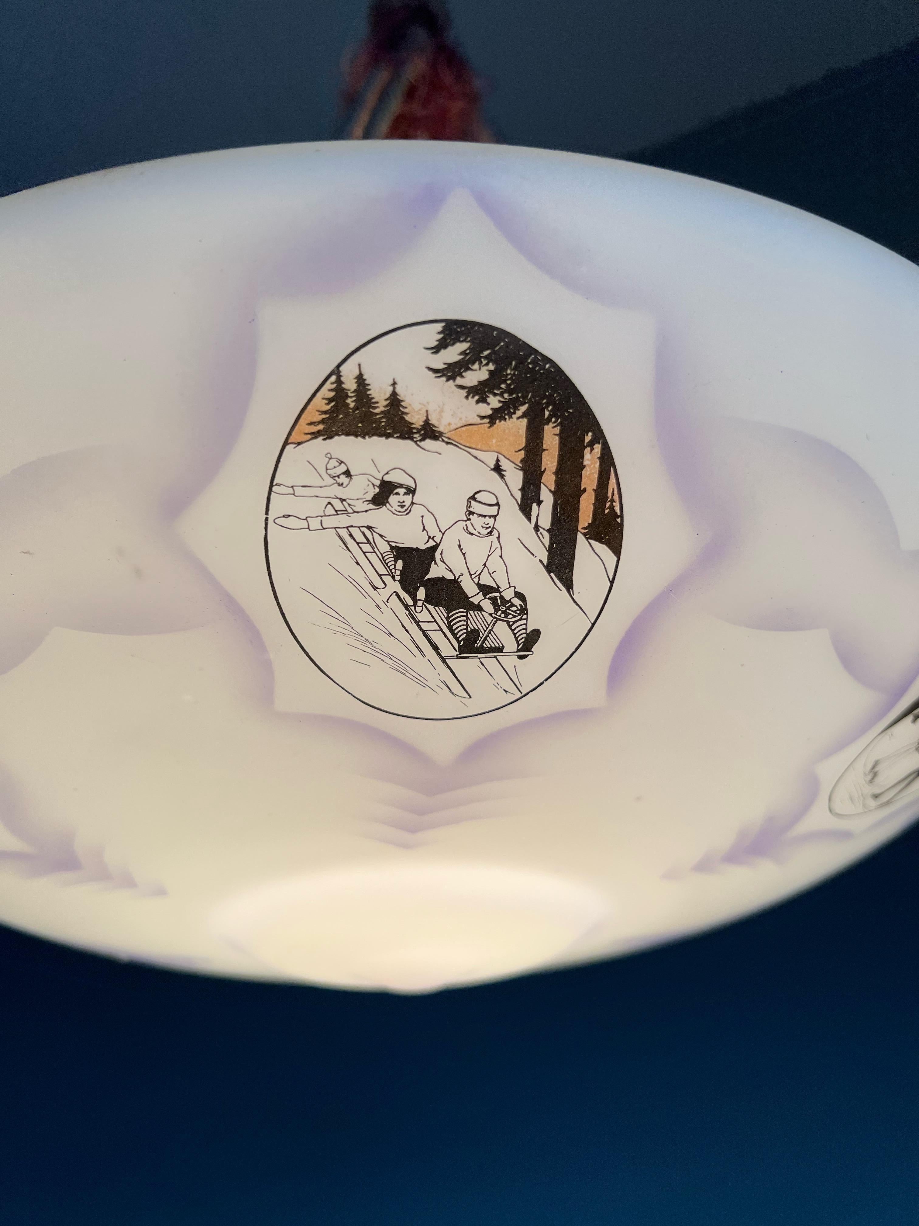 Einzigartige Art-Déco-Pendelleuchte aus Opalglas mit Opalglas w. Ski- und Wintersport-Szenen-Grafiken im Angebot 6
