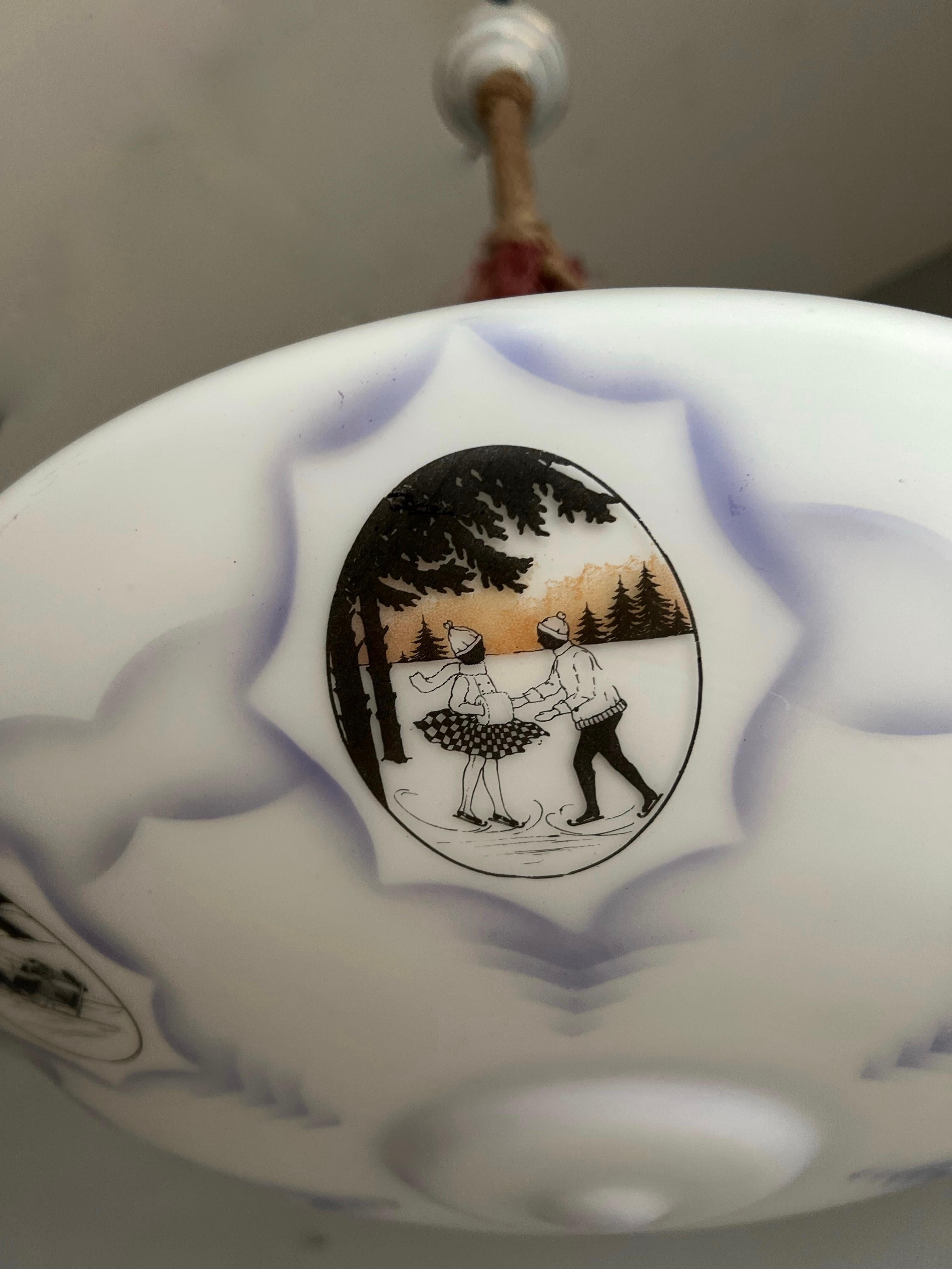 Einzigartige Art-Déco-Pendelleuchte aus Opalglas mit Opalglas w. Ski- und Wintersport-Szenen-Grafiken im Angebot 11