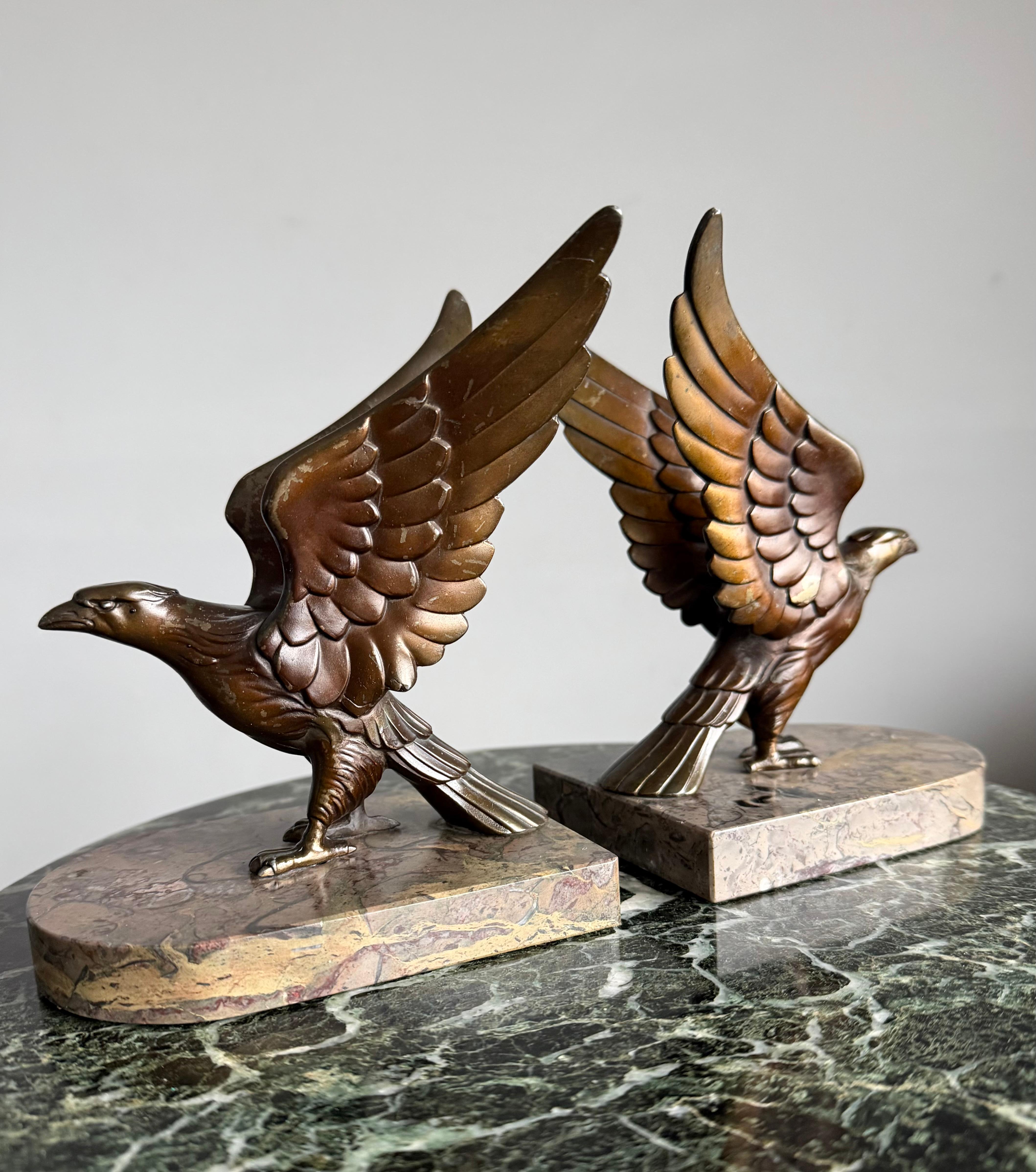 Unique Art Deco Pair Bronzed Eagle Bookend Sculptures in Style Max Le Verrier Hecho a mano en venta
