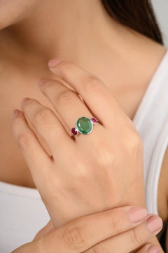 Bague Art déco unique à trois pierres en or blanc massif 18 carats avec rubis et émeraudes