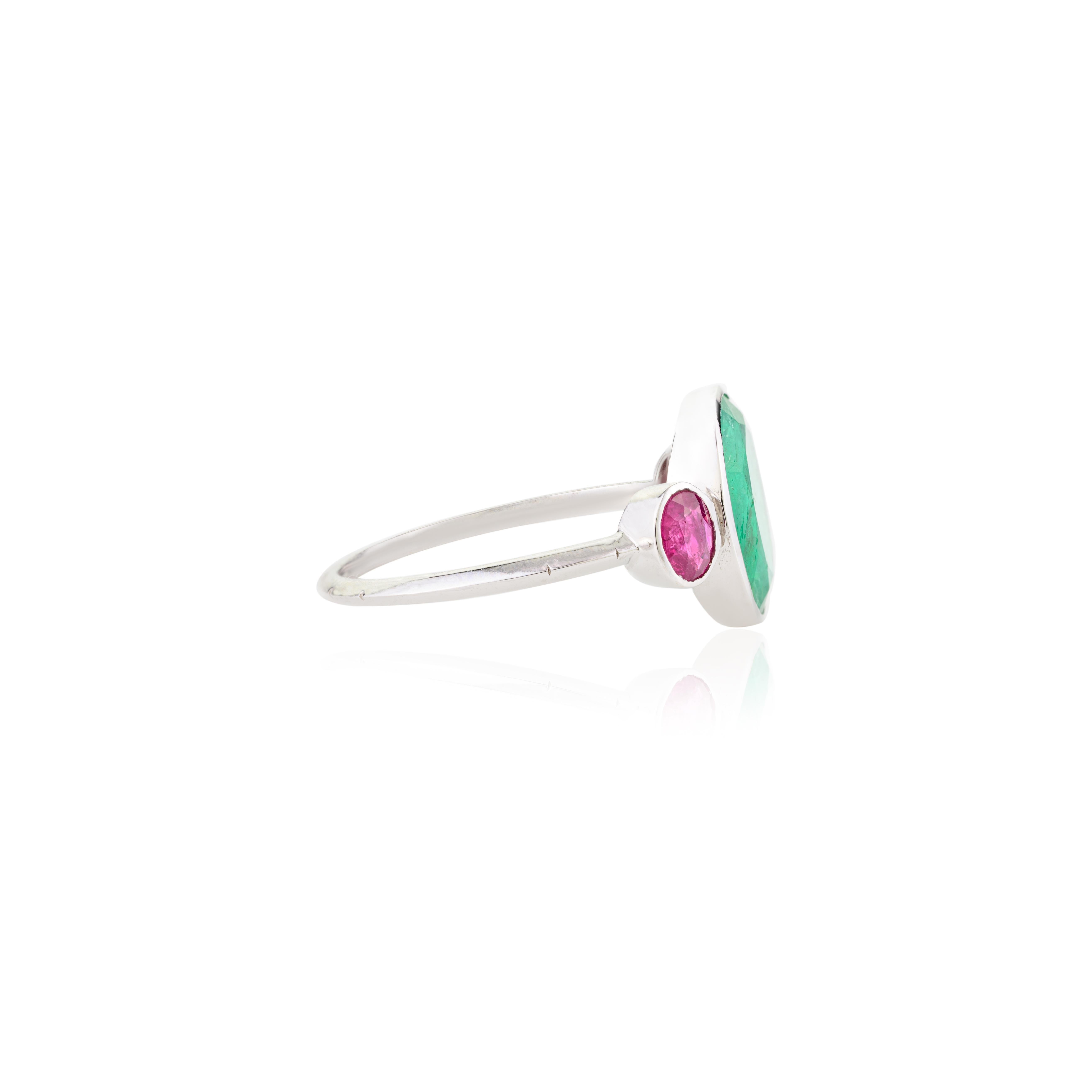 Im Angebot: Einzigartiger Art-Déco-Ring aus 18 Karat massivem Weißgold mit Rubin, Smaragd und drei Steinen im Stil () 3