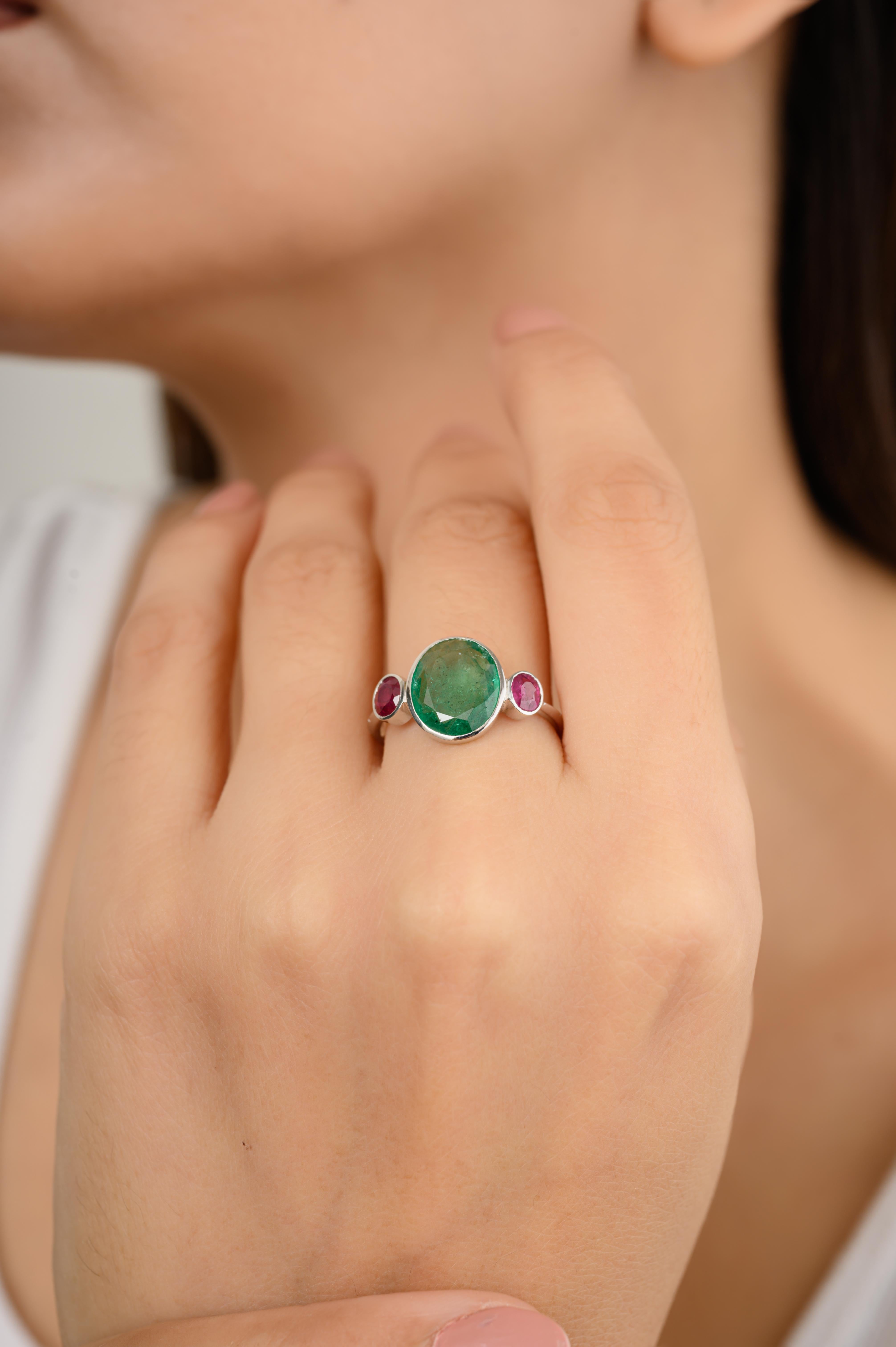 Im Angebot: Einzigartiger Art-Déco-Ring aus 18 Karat massivem Weißgold mit Rubin, Smaragd und drei Steinen im Stil () 4