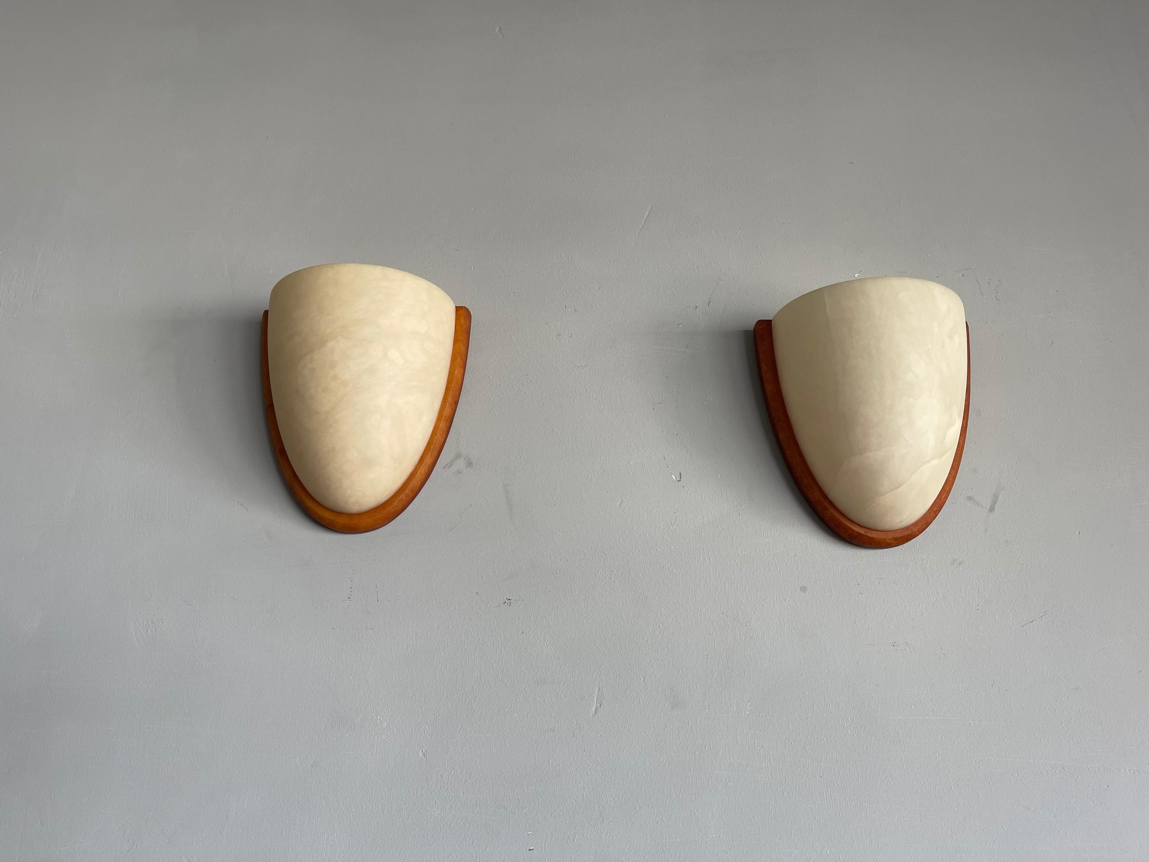 Unique Art Deco Style Cocoon Shape Midcentury Modern Era Alabaster Wall Sconces  In Excellent Condition In Lisse, NL