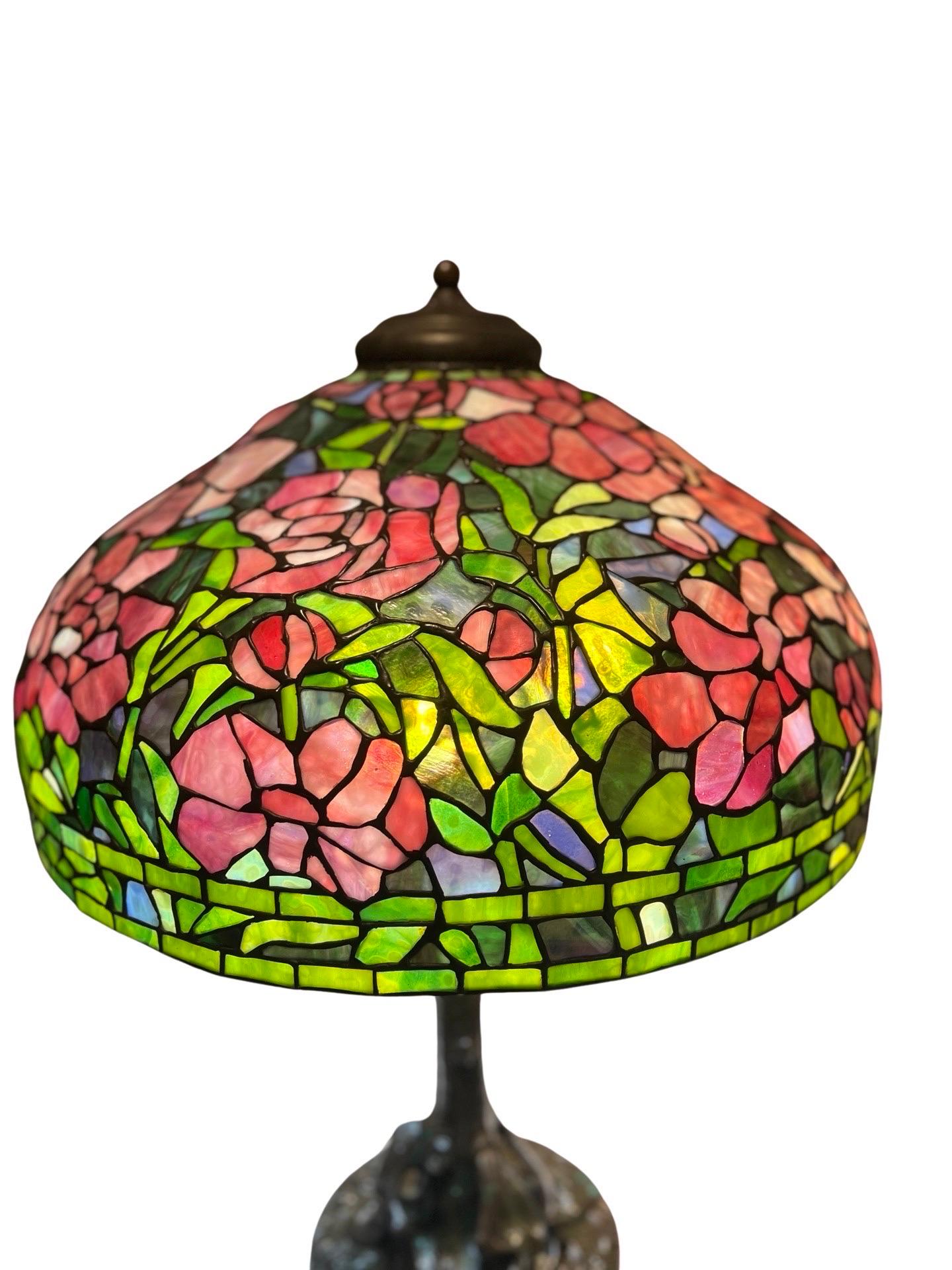 Unique Art Glass & Metal Company Leaded Glass Peony Table Lamp C. 1915 In Good Condition For Sale In Atlanta, GA