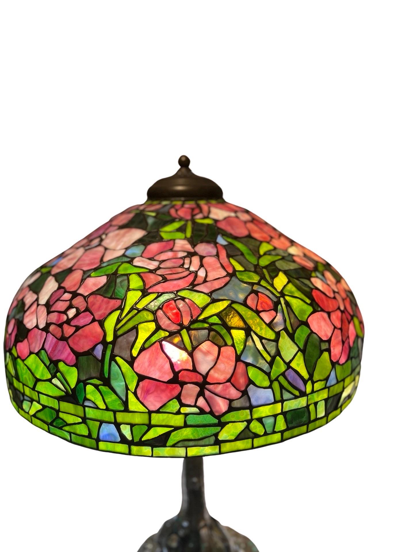 Verre teinté Lampe de table unique Art Glass & Metal Company en verre plombé pivoine, vers 1915 en vente