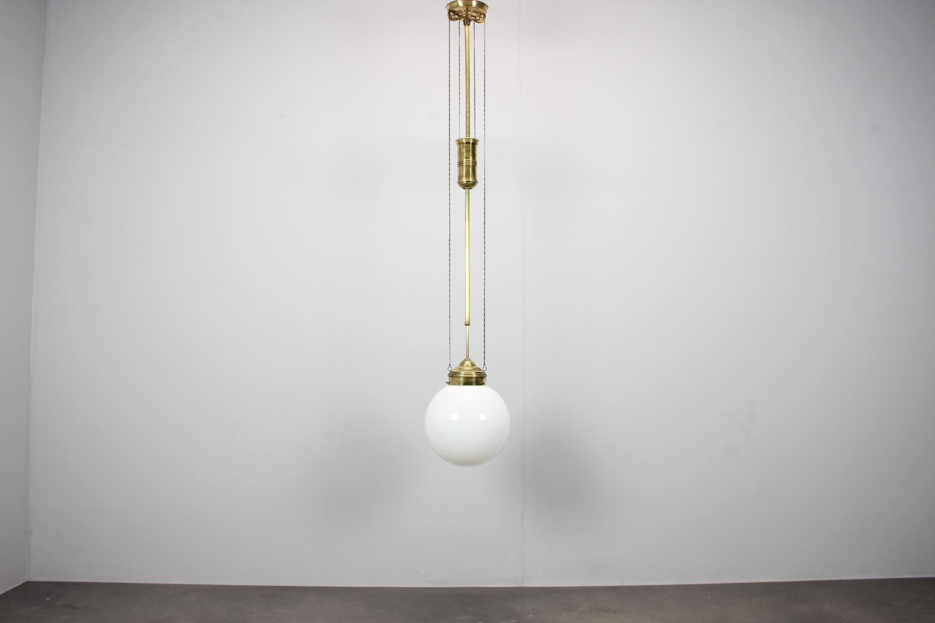 Altezza regolabile: min. 150 cm, max. 190 cm. Pulito, lucidato e registrato con cura. Il meccanismo funziona senza problemi. Compatibile con gli standard di installazione elettrica americani.