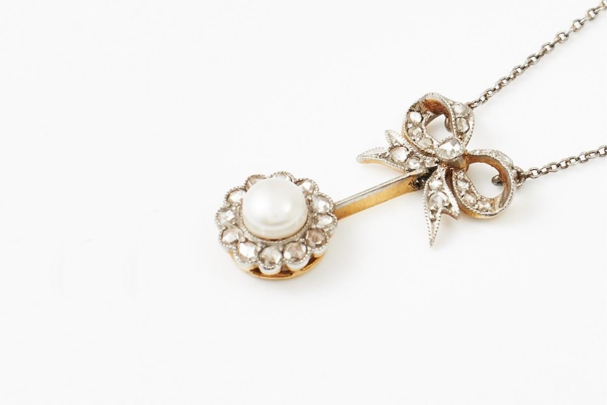Necklace from the early 20th century, made of 18-karat yellow gold and platinum. Platinum chain, silver clasp.

Necklace with a freshwater cultured pearl and 27 rose-cut diamonds with a total weight of approx. 0.20 ct. Delicate, Art Nouveau