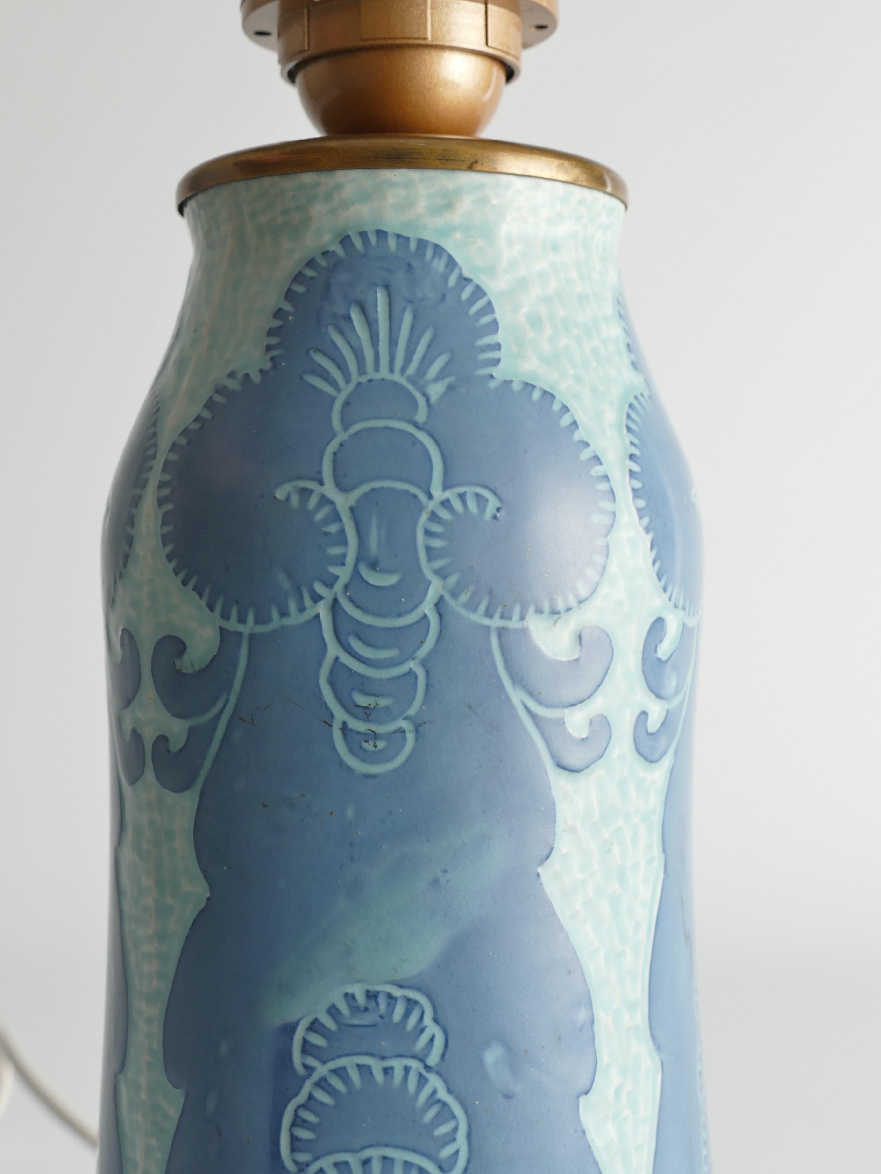 Einzigartige blassblaue Jugendstil-Tischlampe aus Keramik von Josef Ekberg für Gustavsberg im Zustand „Gut“ im Angebot in Grythyttan, SE