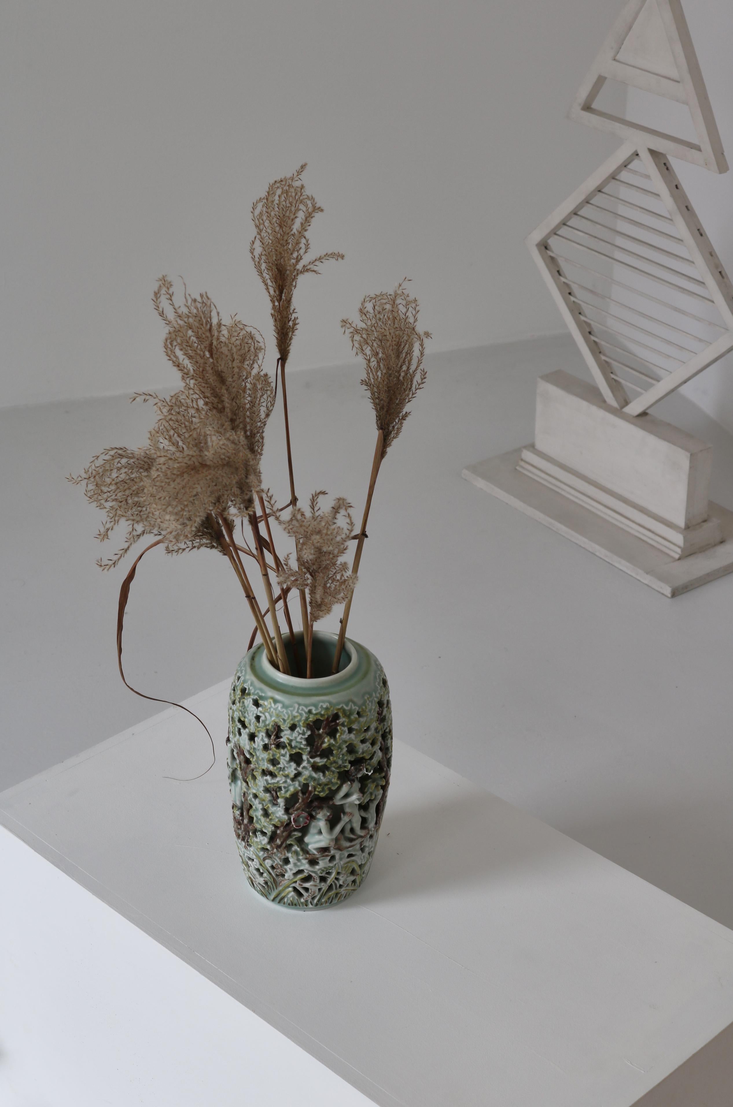 Vaso unico in maiolica realizzato a mano dall'artista danese Bode Willumsen nel 1946 presso il laboratorio di Royal Copenhagen, Danimarca. Il vaso è modellato con un sorprendente motivo traforato di Adamo ed Eva nel Giardino dell'Eden con vaso