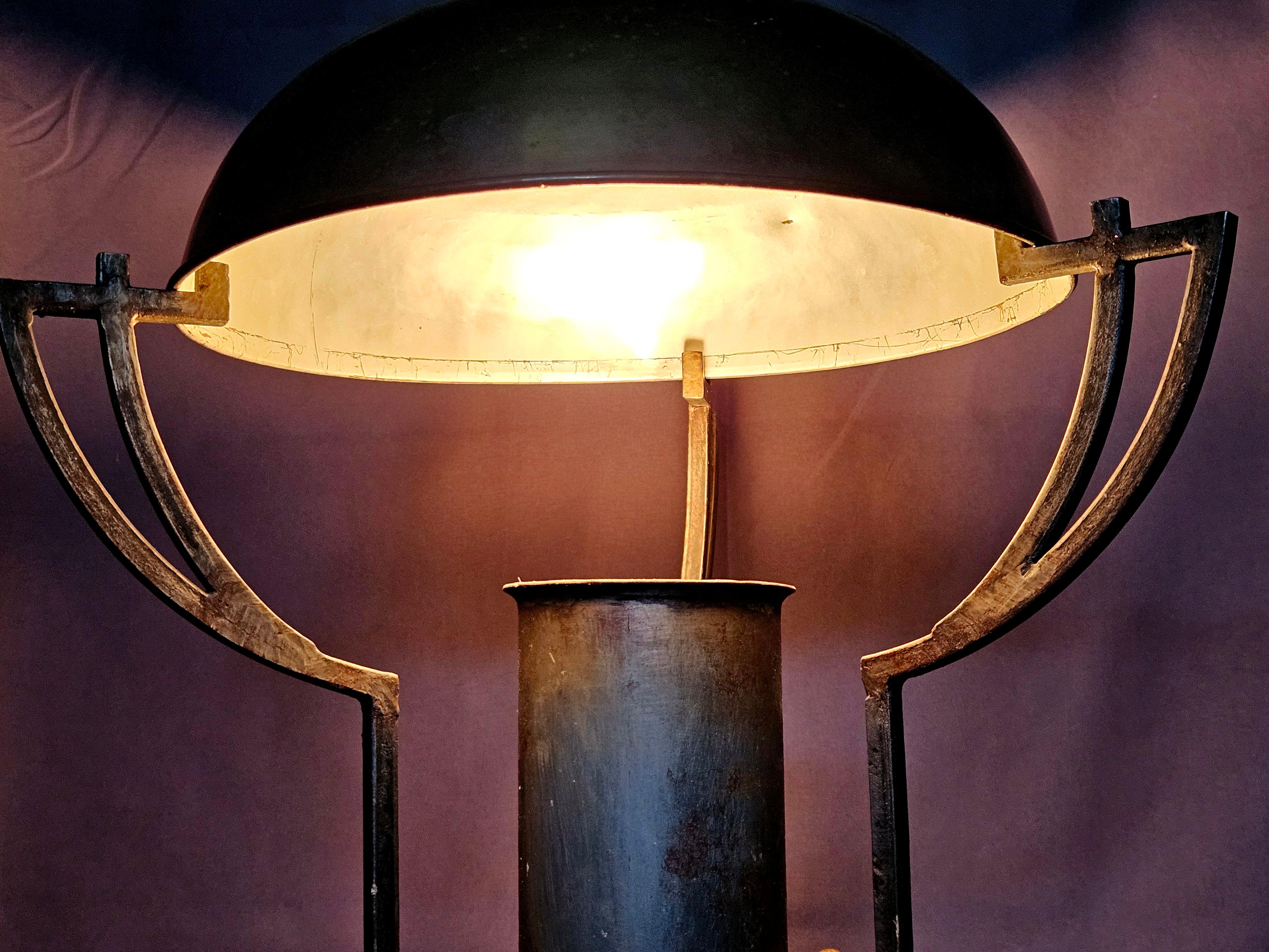 Lampe industrielle en métal unique, faite par un artiste, avec interrupteur à gradation en vente 3