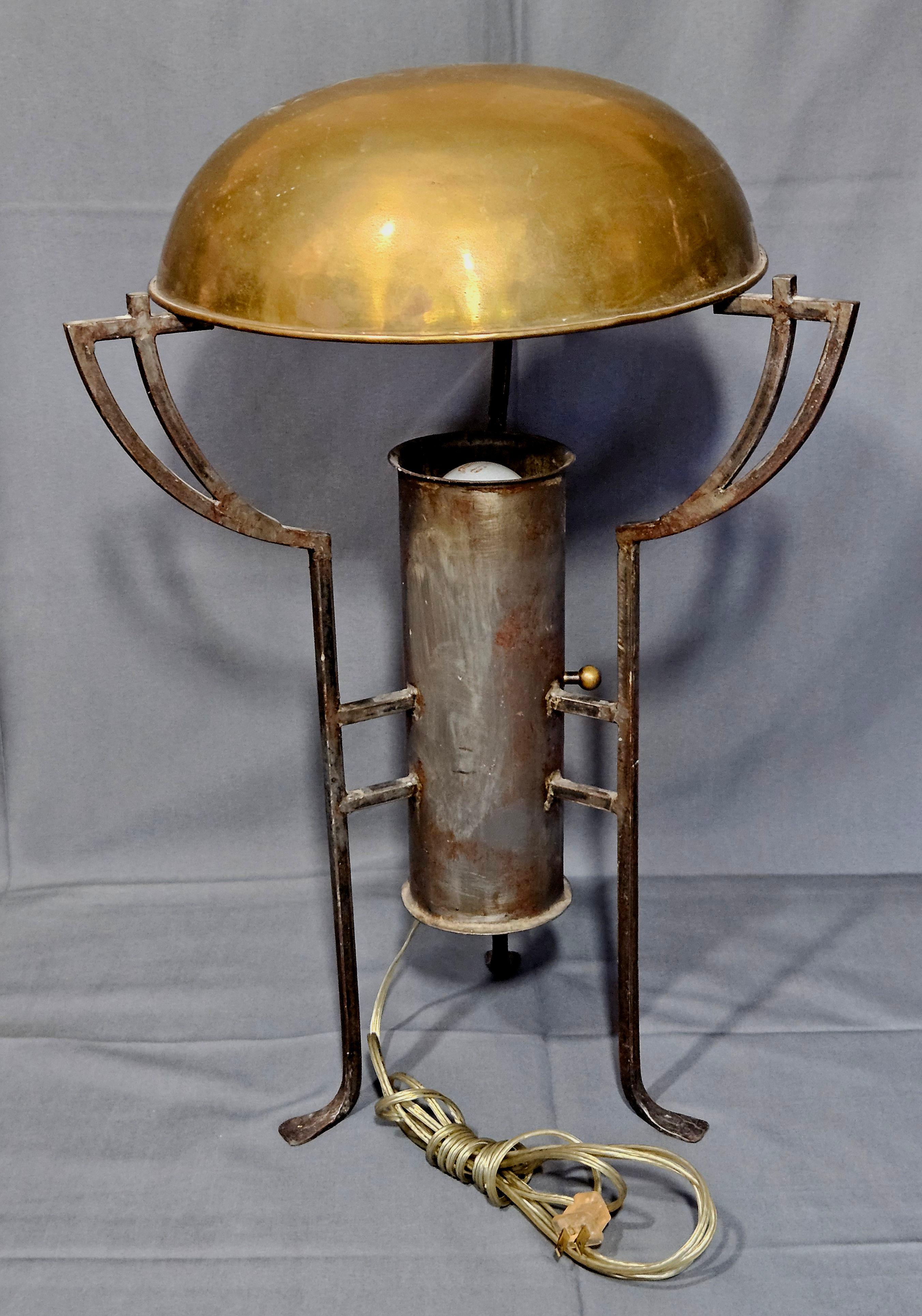 Une lampe industrielle unique en son genre avec un abat-jour en aluminium et un variateur de lumière. L'abat-jour est amovible.



 