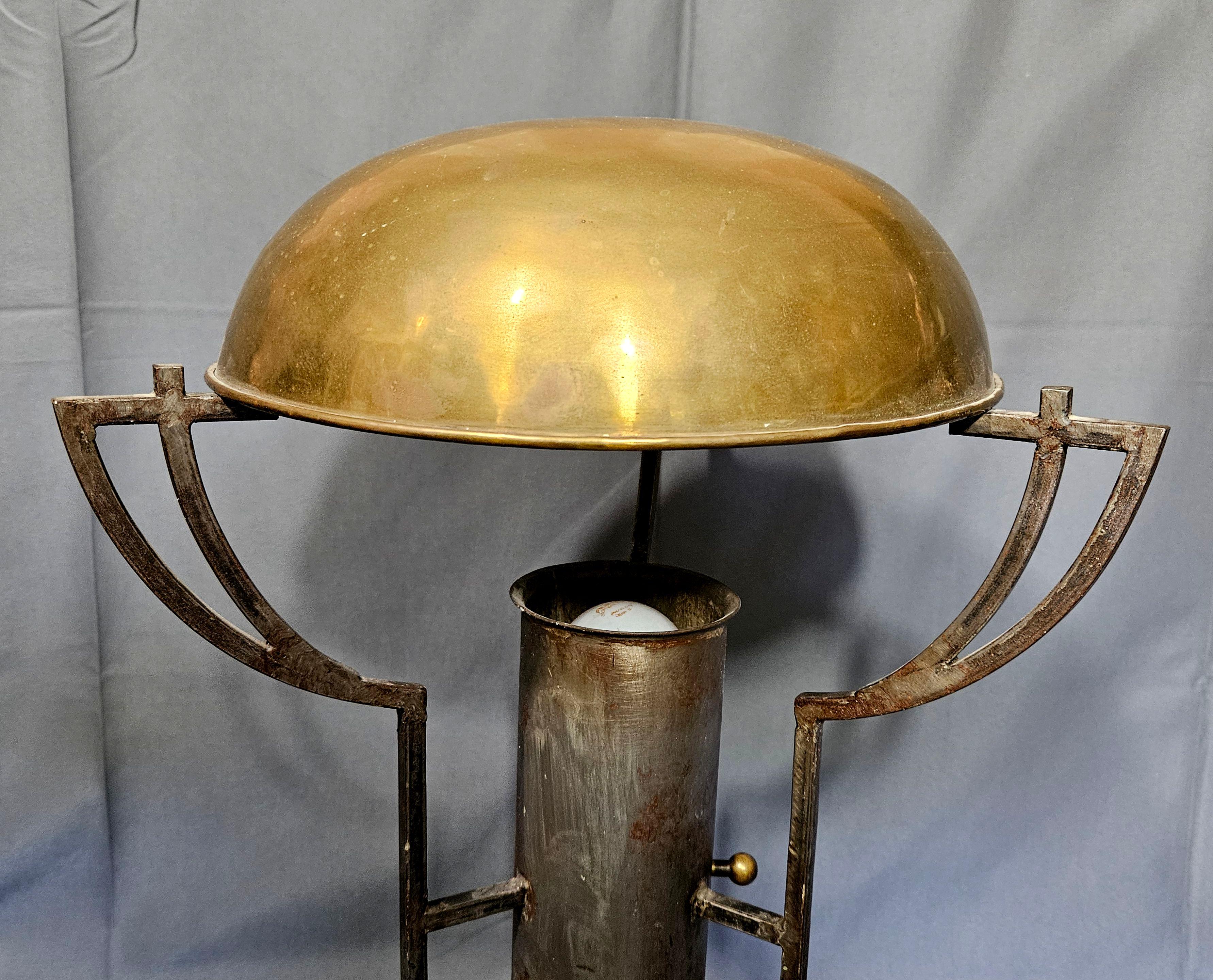 Fait main Lampe industrielle en métal unique, faite par un artiste, avec interrupteur à gradation en vente