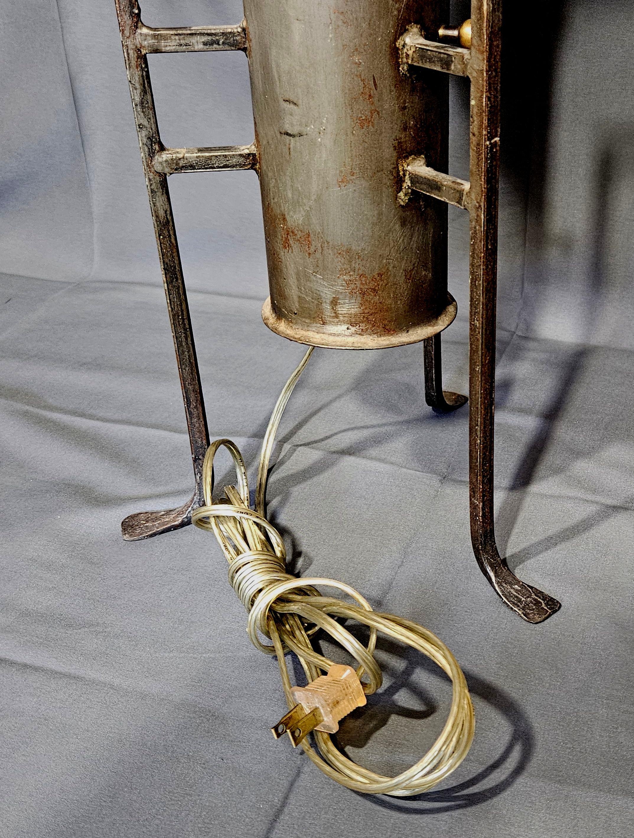 Lampe industrielle en métal unique, faite par un artiste, avec interrupteur à gradation Bon état - En vente à Norton, MA