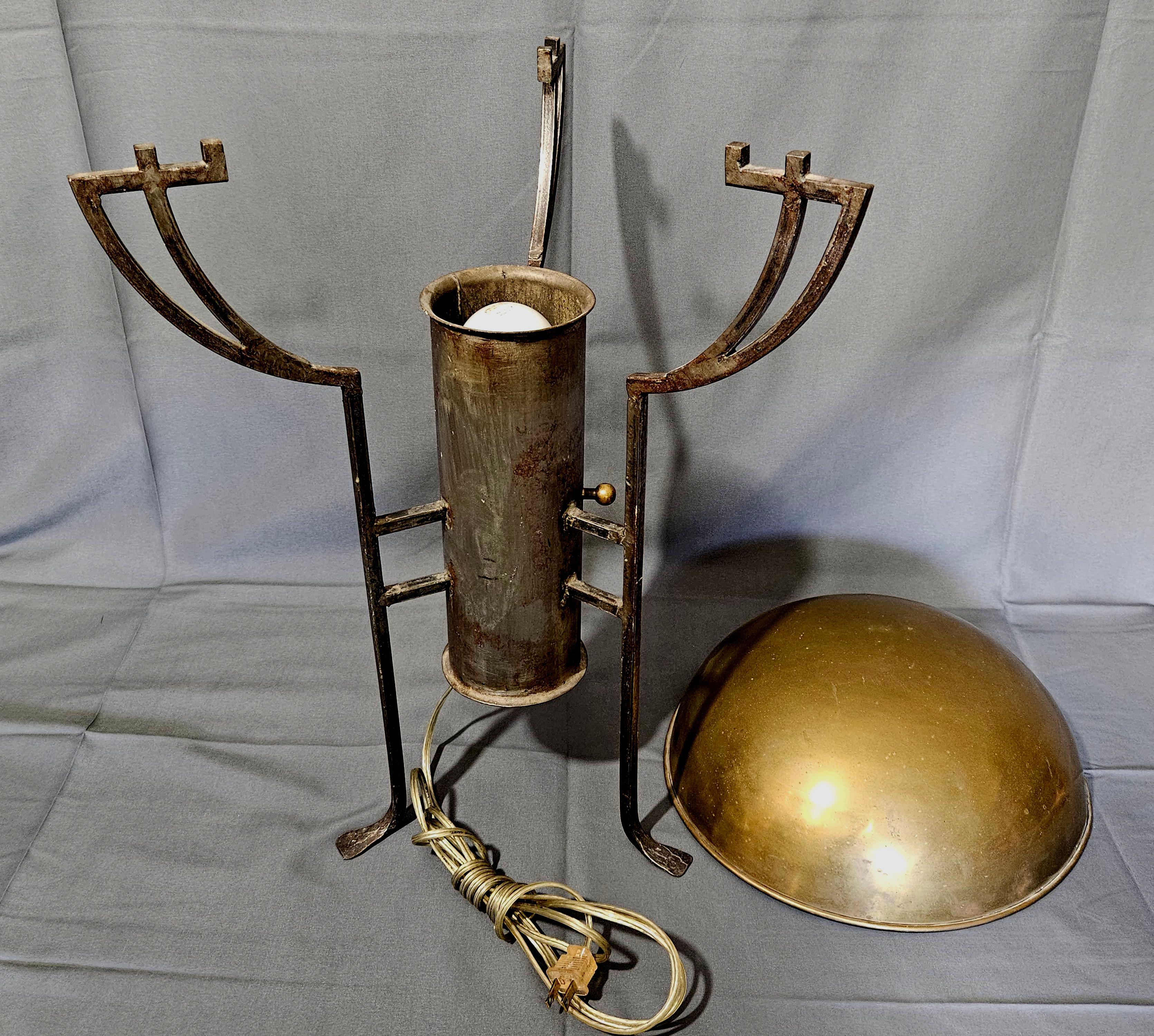 20ième siècle Lampe industrielle en métal unique, faite par un artiste, avec interrupteur à gradation en vente