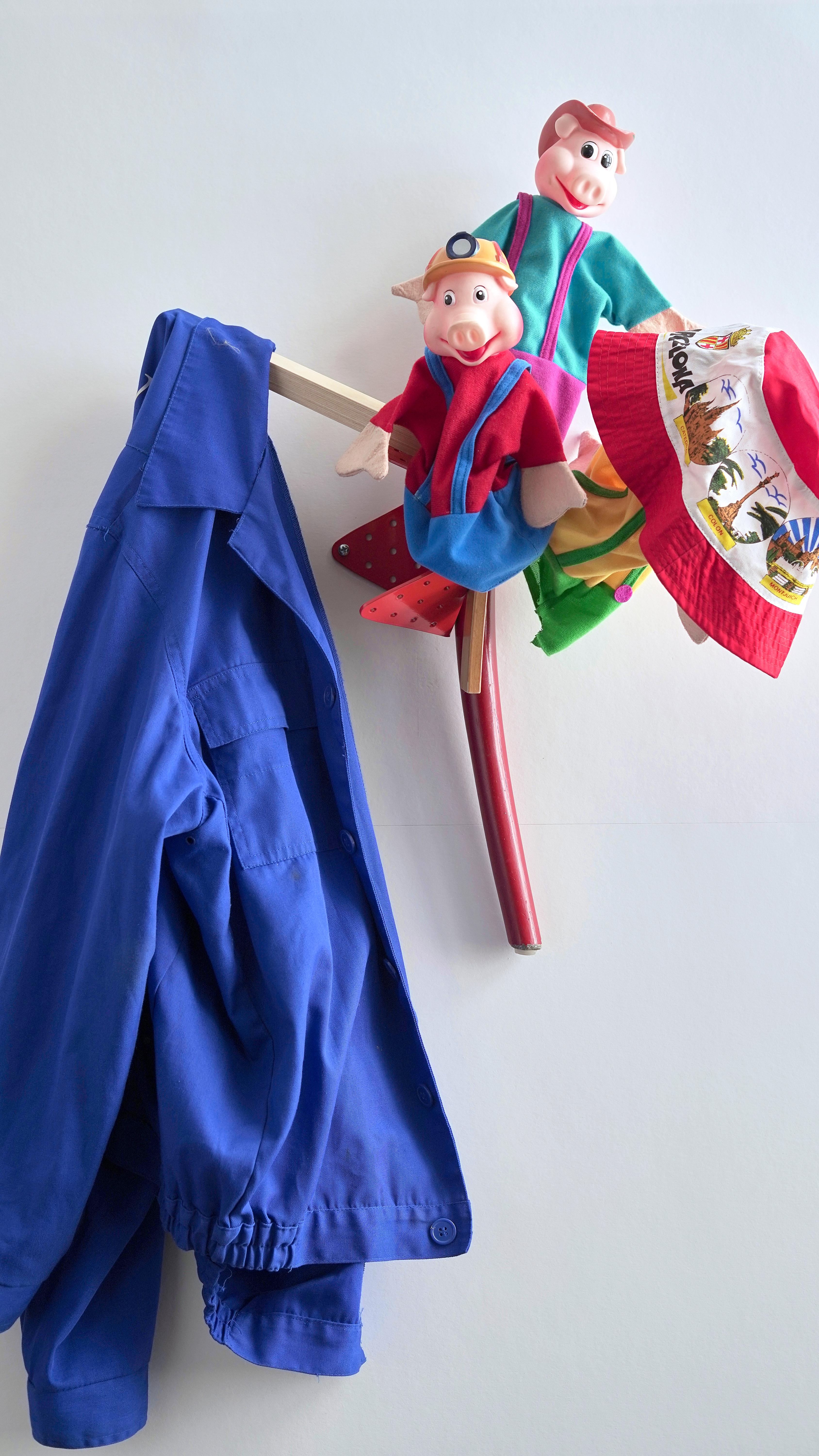 Unique artistic coat hanger with wood and puppets up-cycled by Curro Claret..
With the main motivation of encouraging people to make their own objects, “Hanging with T300” is born. Curro Claret has made a collection of hangers, a typology that he