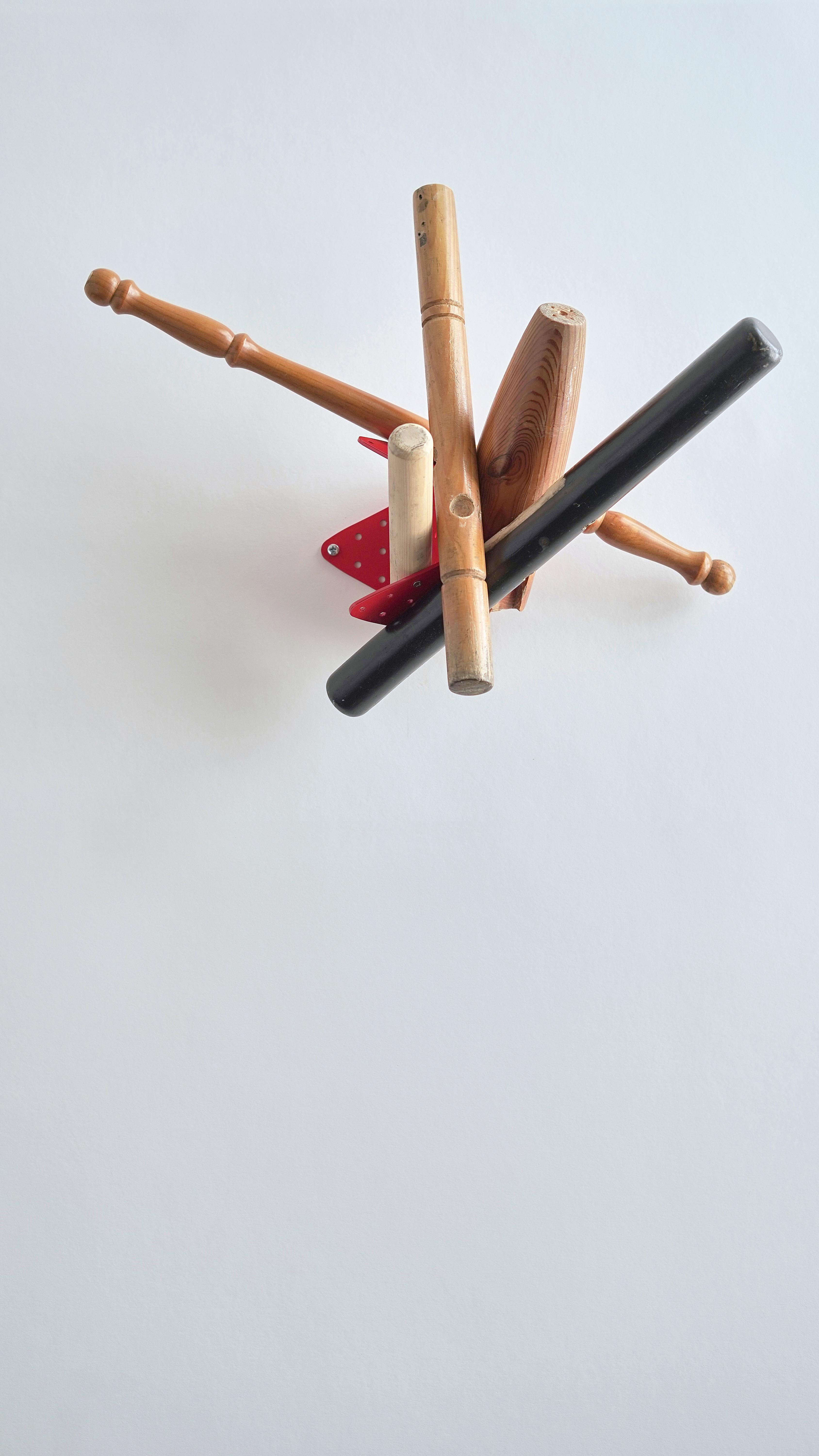 Appendiabiti artistici unici in legno riciclato da Curro Claret..ç
Con la motivazione principale di incoraggiare le persone a creare i propri oggetti, è nato 