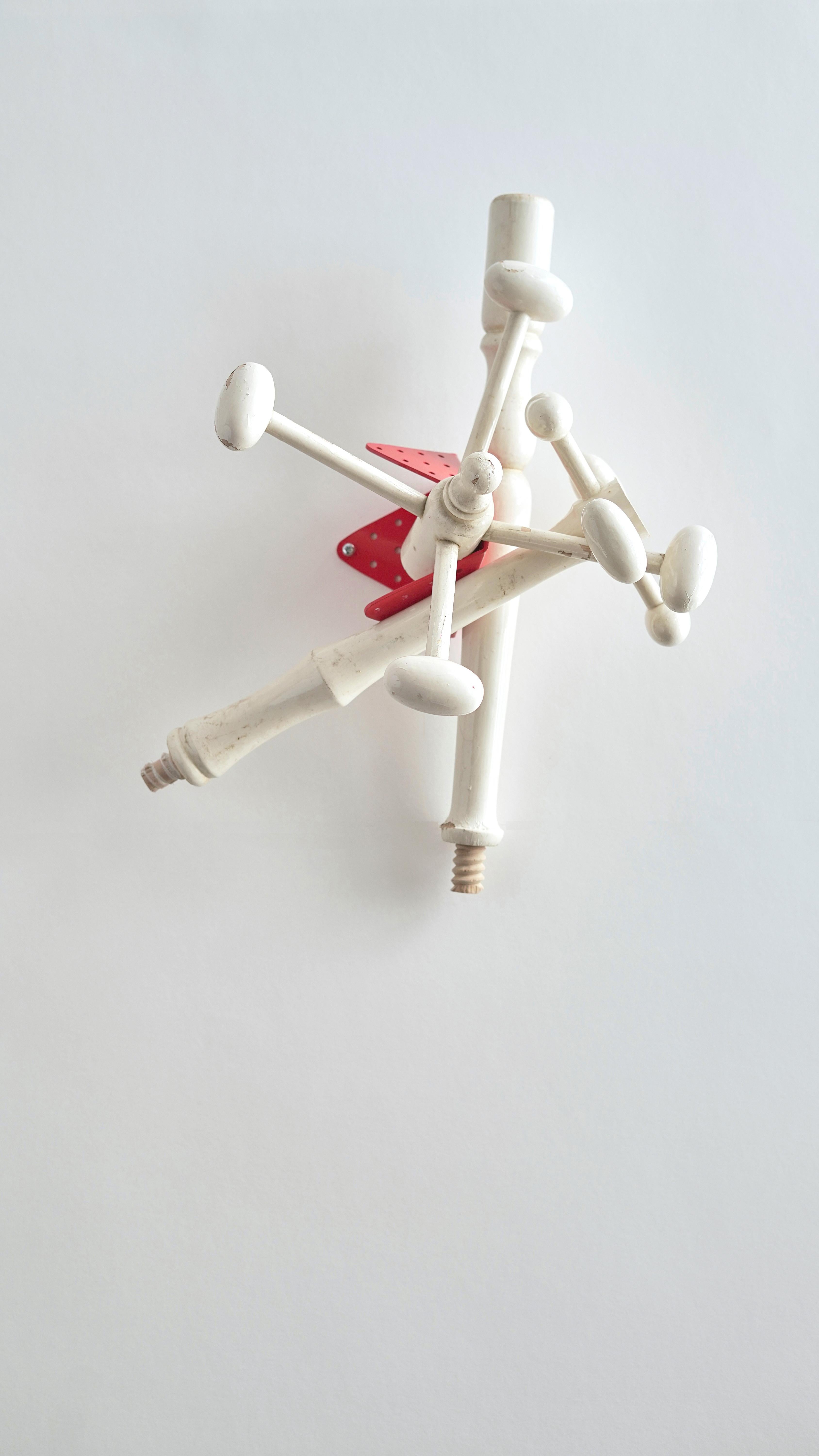 Appendiabiti artistici unici in legno riciclato da Curro Claret..ç
Con la motivazione principale di incoraggiare le persone a creare i propri oggetti, è nato 
