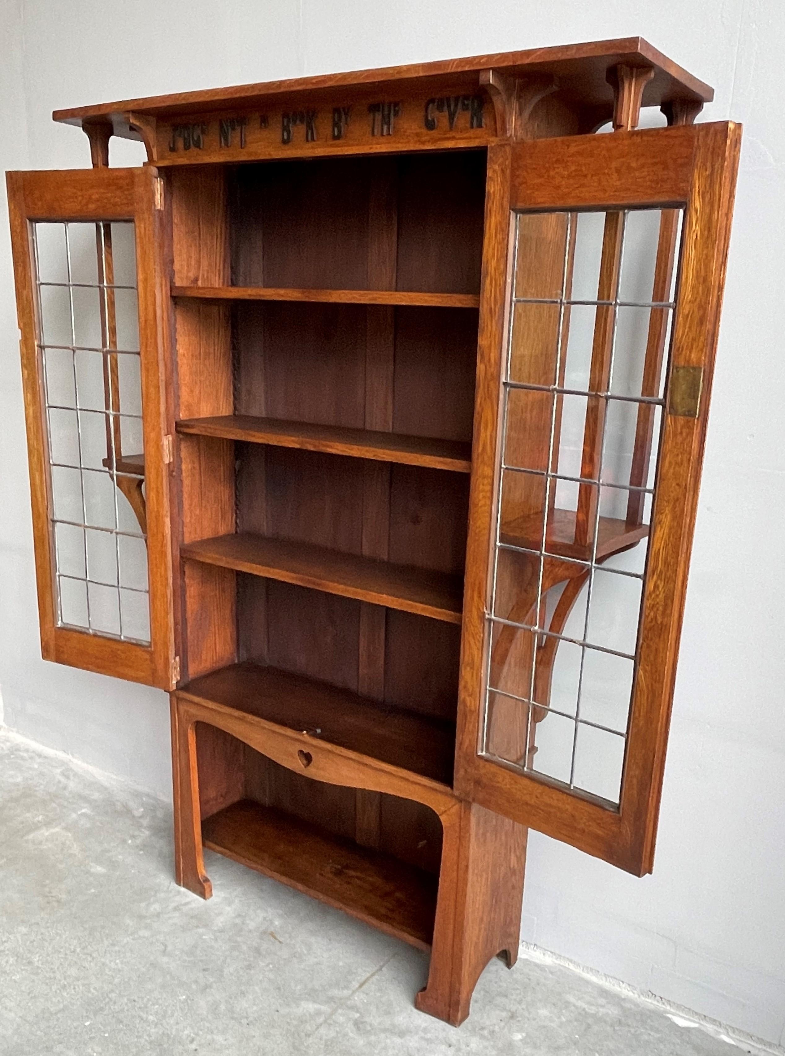 Unique Arts and Crafts Bookcase w. Original Glass and Written Ebonized Saying In Good Condition In Lisse, NL