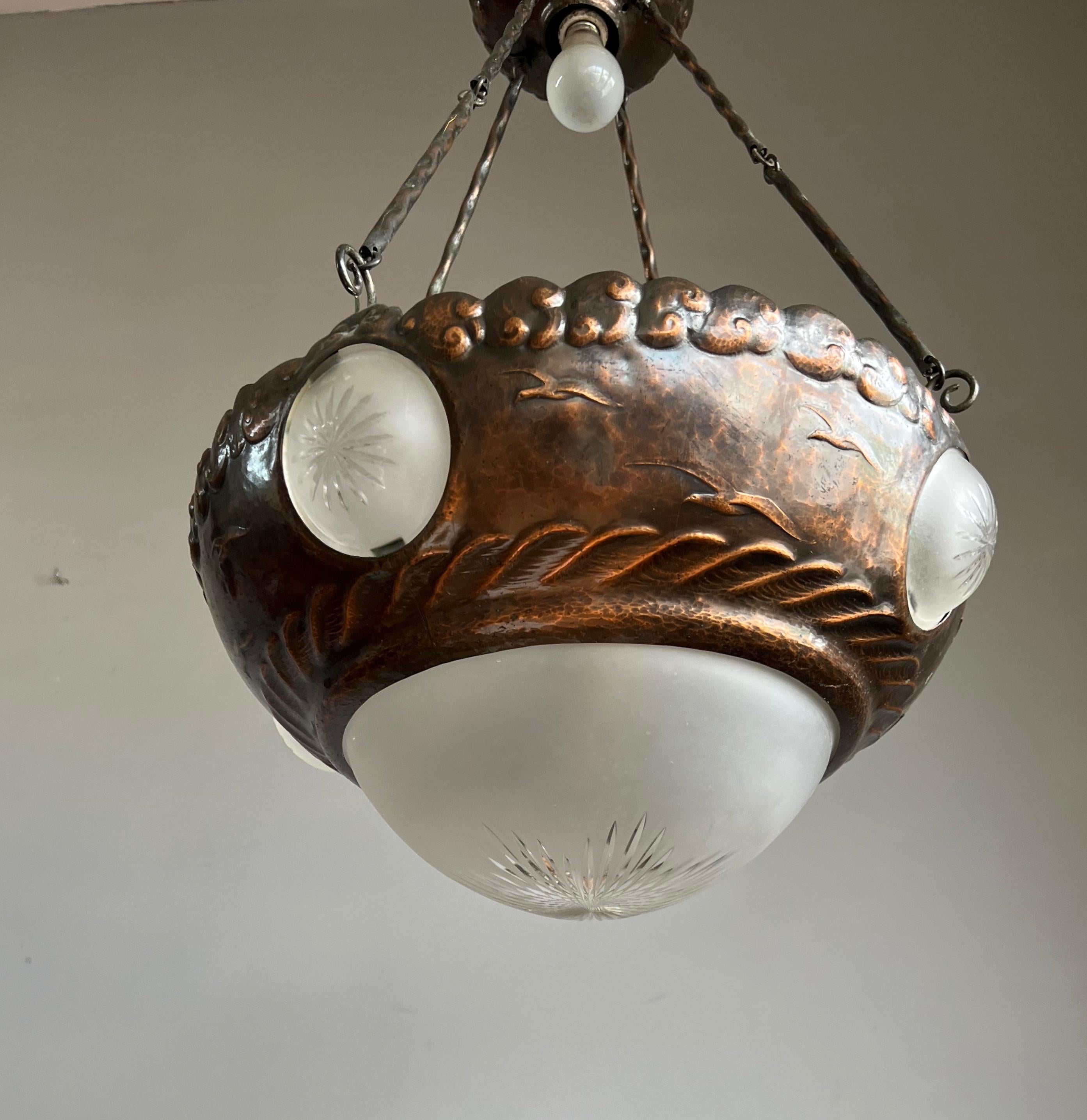 Einzigartiger Arts & Crafts-Kronleuchter aus Kupfer mit Motiv der Seeuhr und Glasschirmen (Arts and Crafts) im Angebot