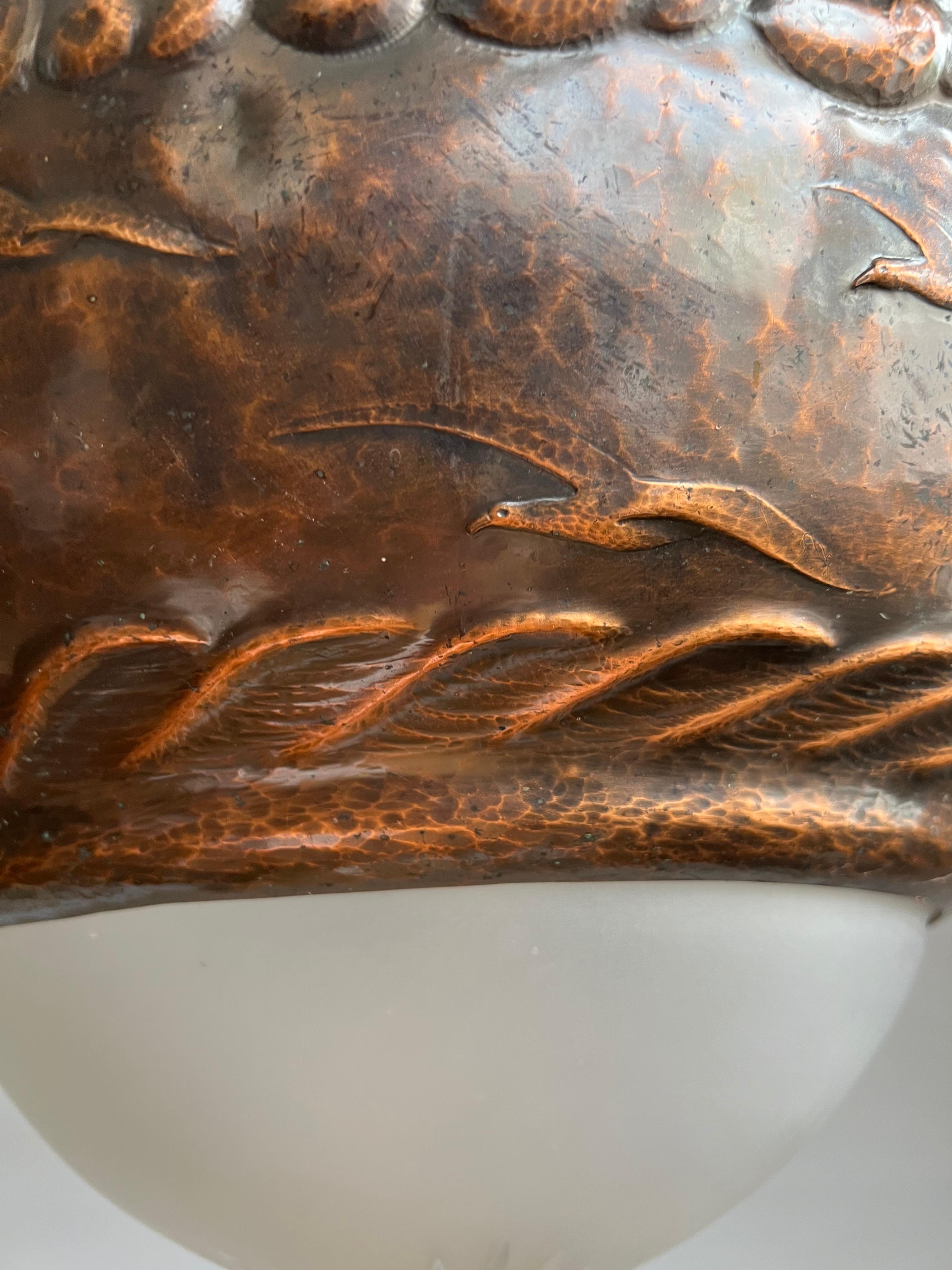 Einzigartiger Arts & Crafts-Kronleuchter aus Kupfer mit Motiv der Seeuhr und Glasschirmen (Poliert) im Angebot