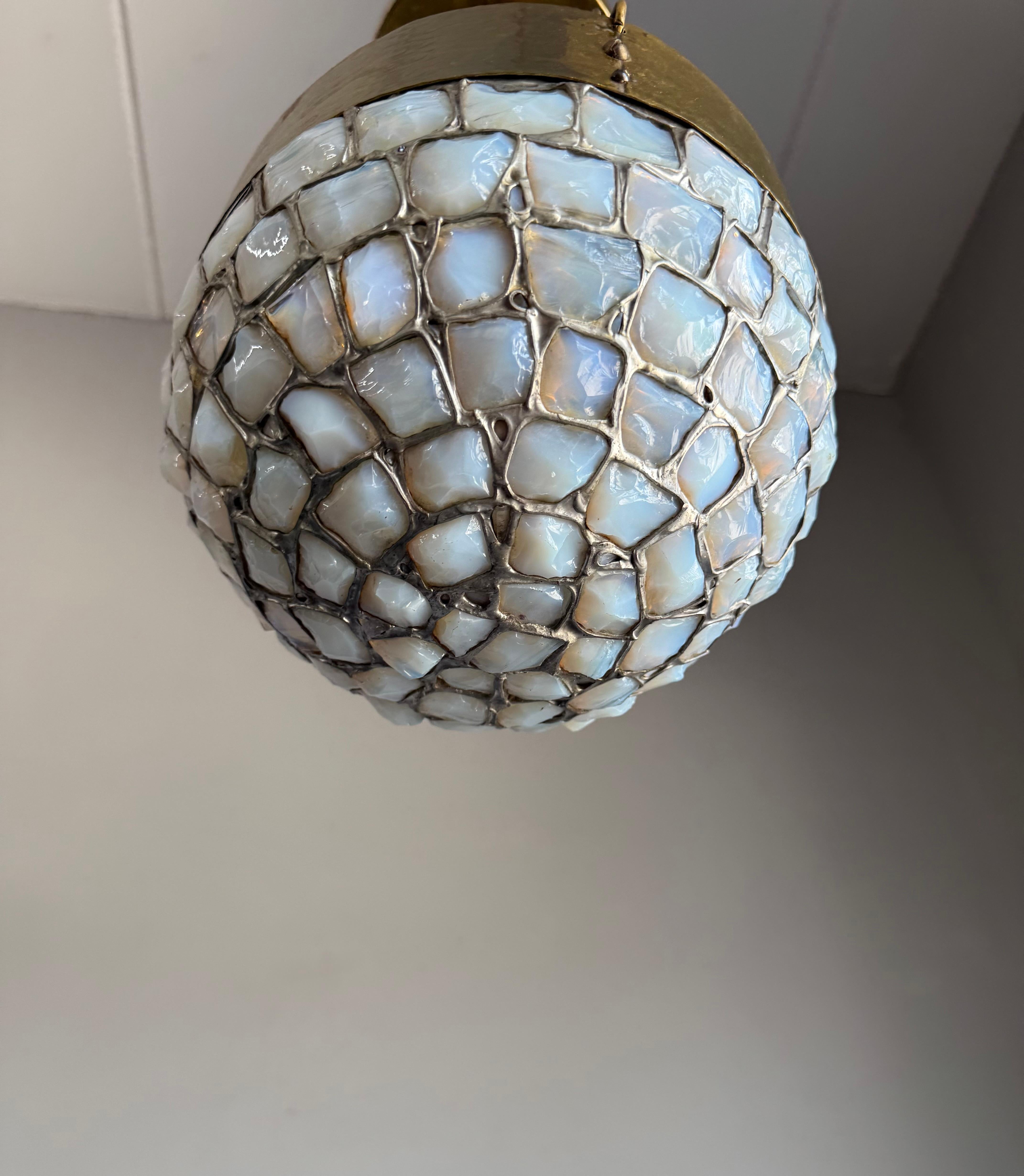 Lampada a sospensione a mosaico in ottone martellato e vetro opalino, 1920, unica nel suo genere in vendita 2