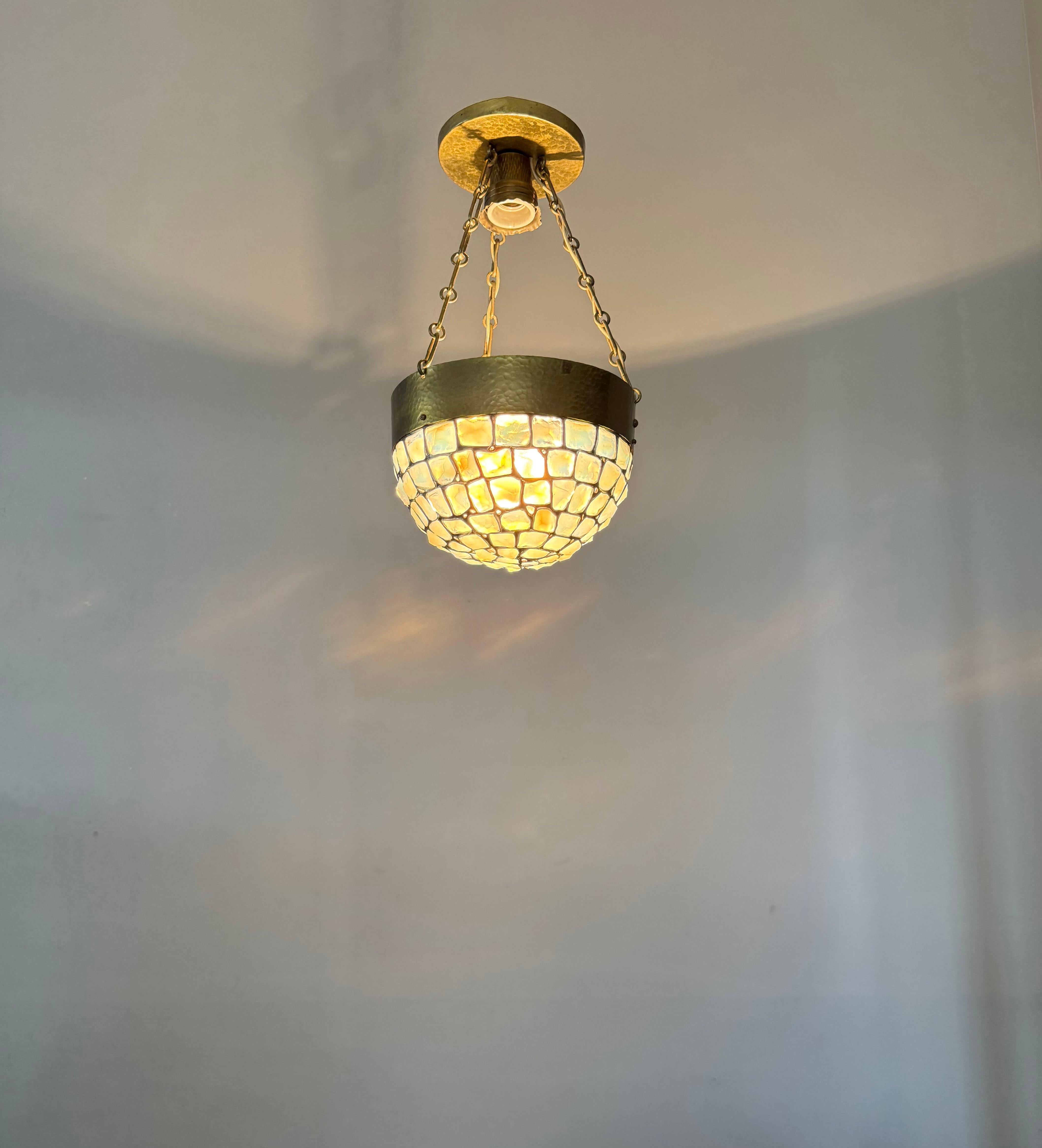 Lampada a sospensione a mosaico in ottone martellato e vetro opalino, 1920, unica nel suo genere in vendita 3