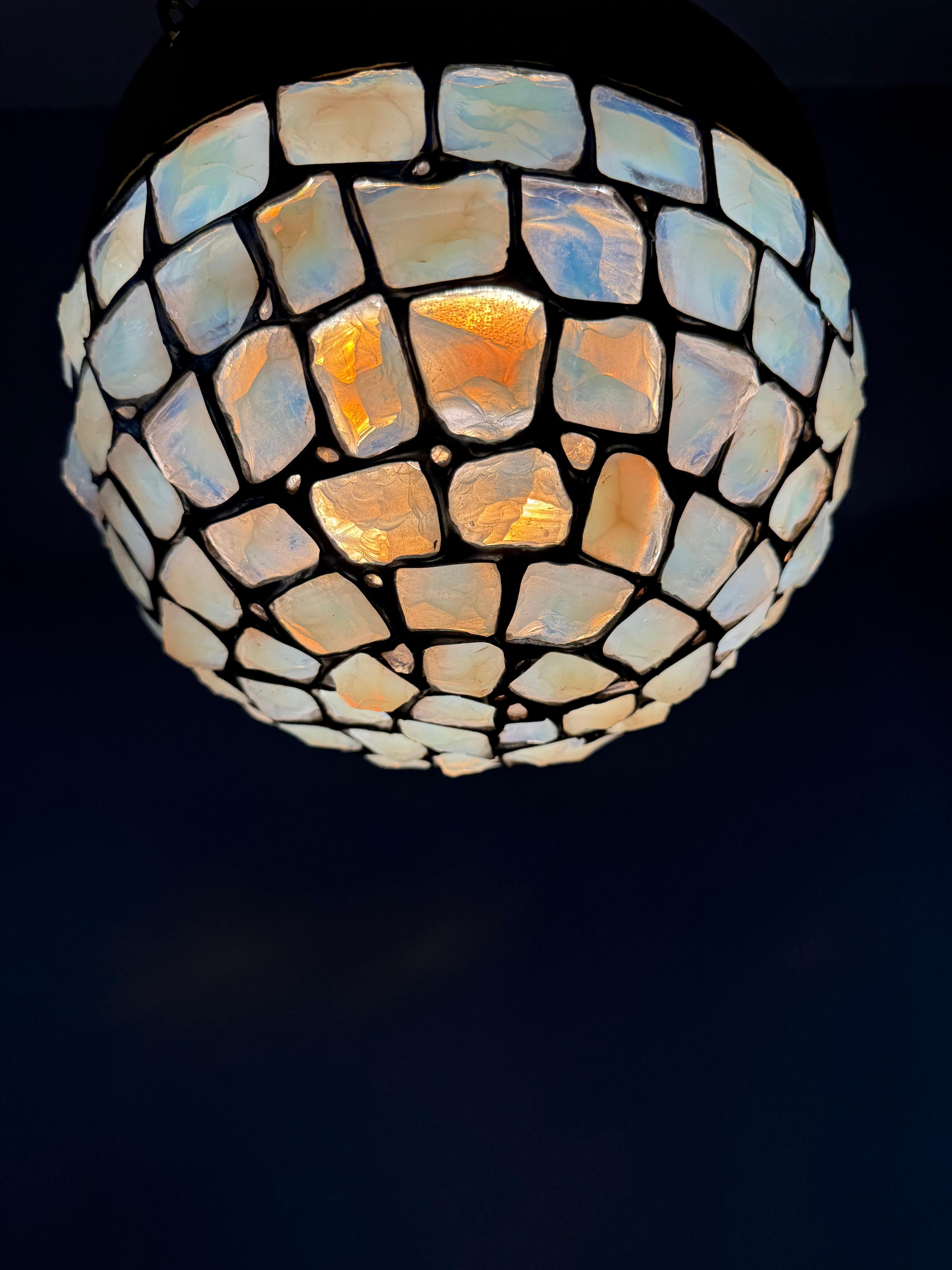 Lampada a sospensione a mosaico in ottone martellato e vetro opalino, 1920, unica nel suo genere in vendita 4