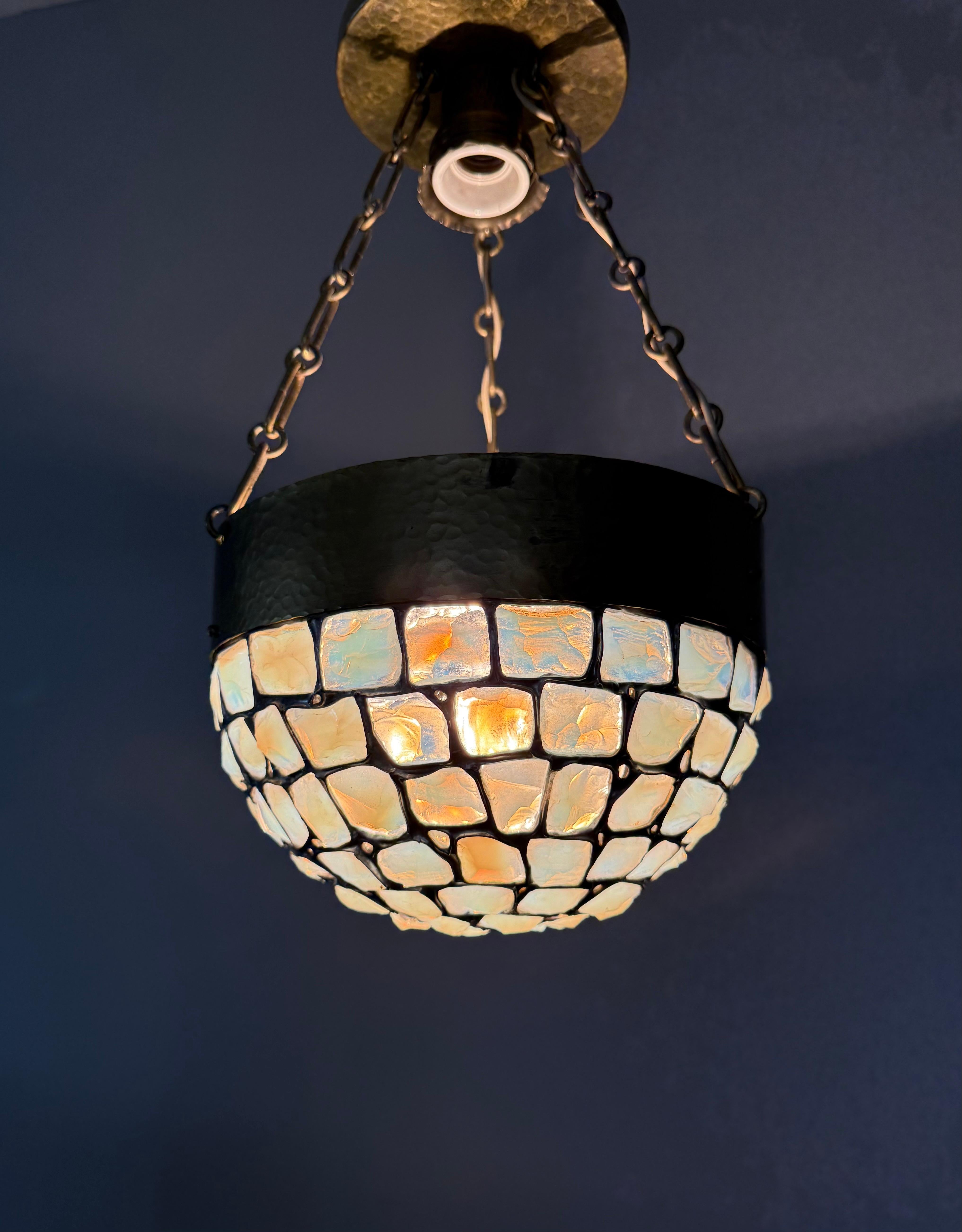 Lampada a sospensione a mosaico in ottone martellato e vetro opalino, 1920, unica nel suo genere in vendita 5