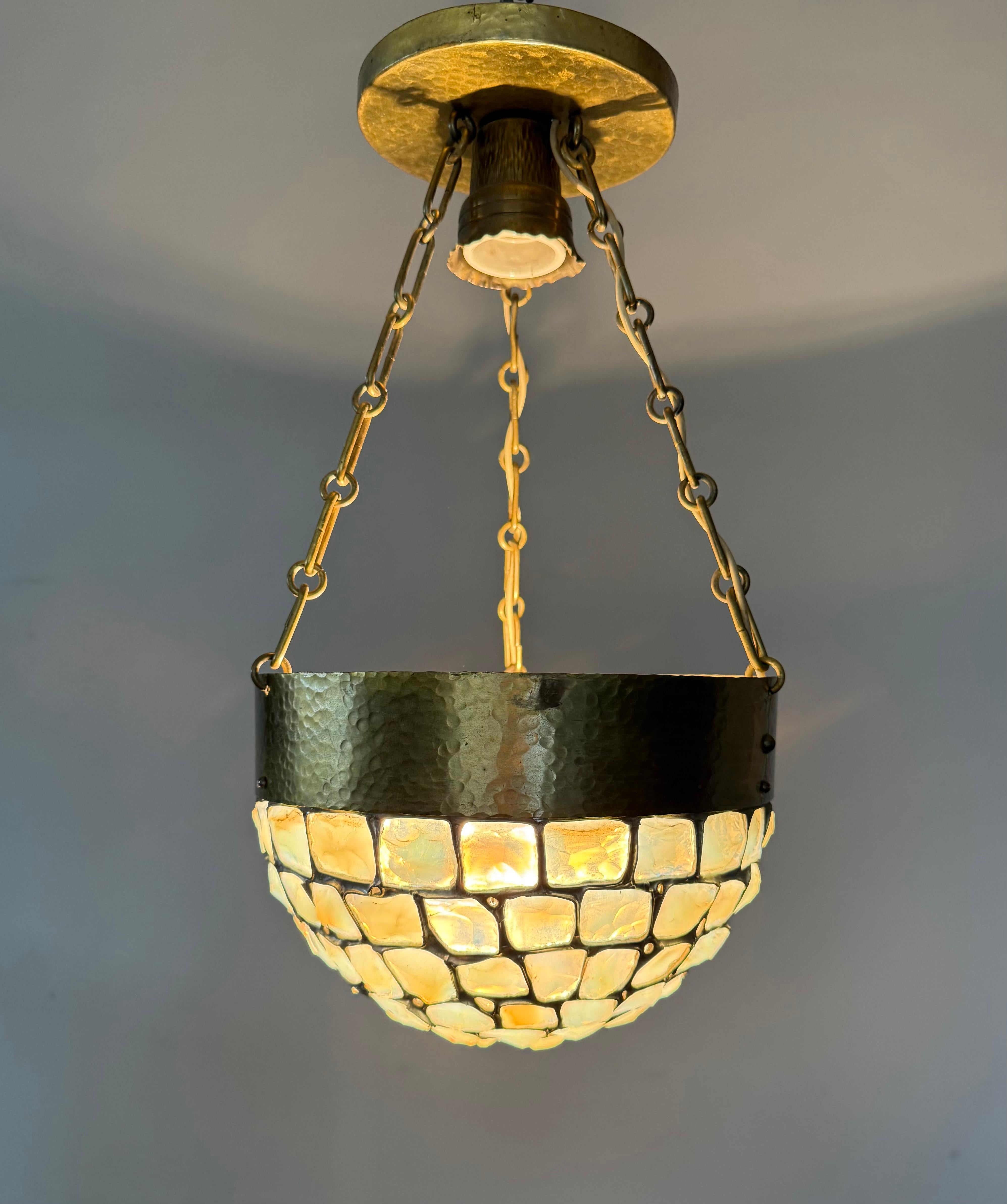 Lampada a sospensione a mosaico in ottone martellato e vetro opalino, 1920, unica nel suo genere in vendita 6